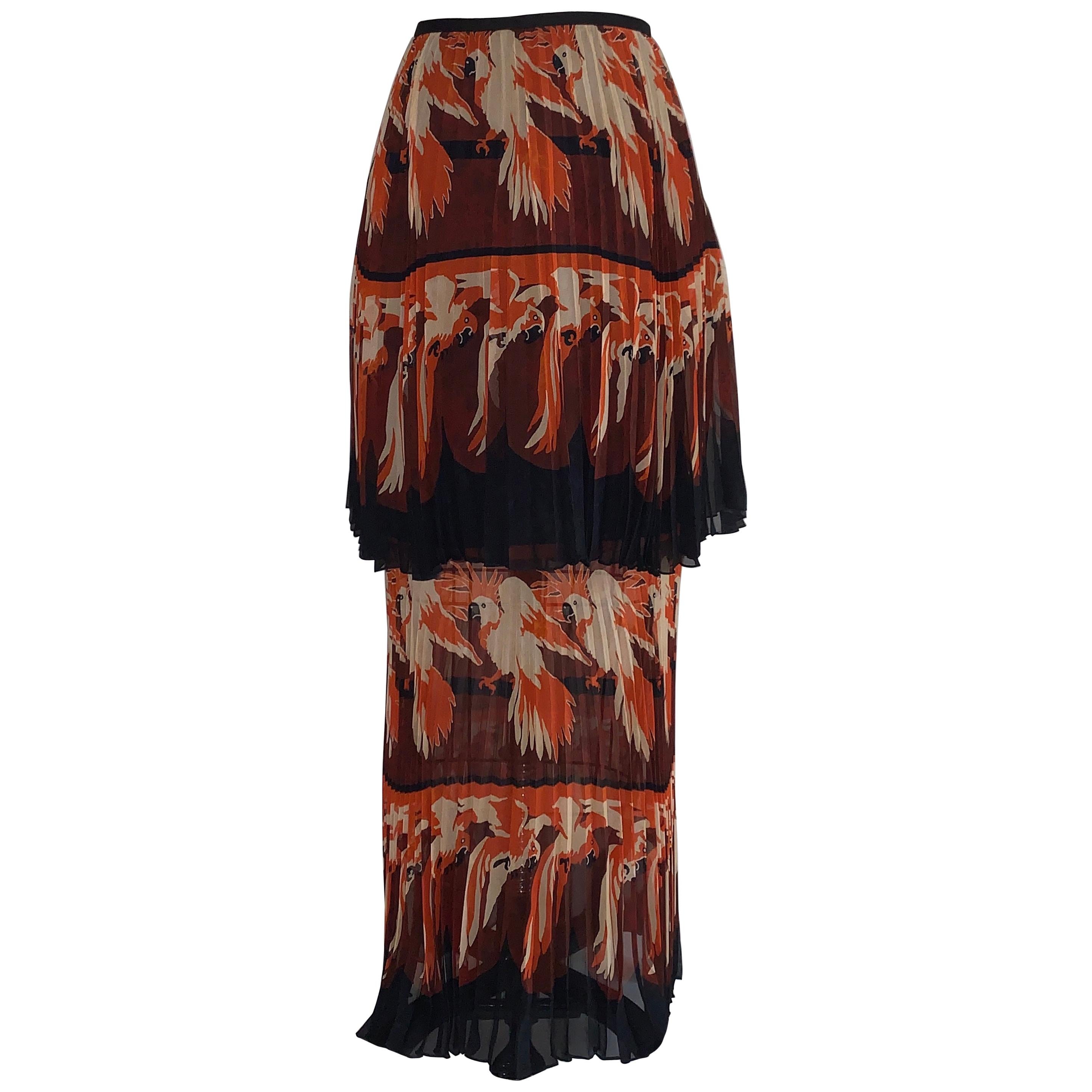 Fendi - Jupe à deux niveaux en soie plissée imprimée perroquets, noire, orange et bourgogne, neuve