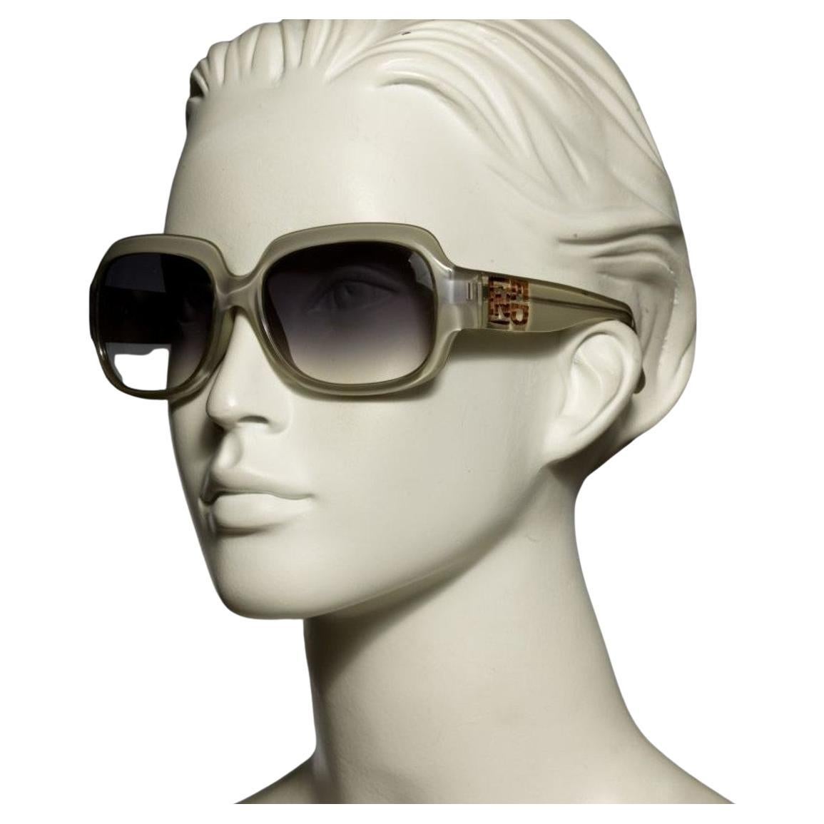 Nouvelles lunettes de soleil Fendi avec étui