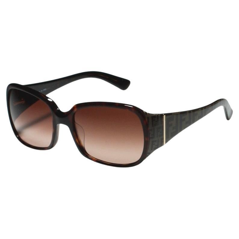 Nouvelles lunettes de soleil Fendi avec étui

Tout neuf
Lunettes de soleil marron 
Détail FF sur les côtés
Léger Résistant aux rayures et aux chocs
Fabriqué en Italie
100 % de protection UVA/UVB
Avec étui et vêtements de nettoyage