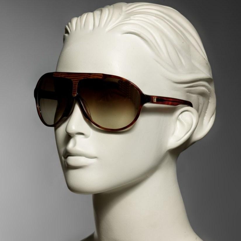 New Fendi Herren-Sonnenbrille mit Etui

Brandneu
Fendi Unisex-Sonnenbrille braun
Schlangenhaut Front
Leicht, kratz- und stoßfest
Hergestellt in Italien
100% UVA/UVB-Schutz
Kommt mit Etui & Reinigungskleidung