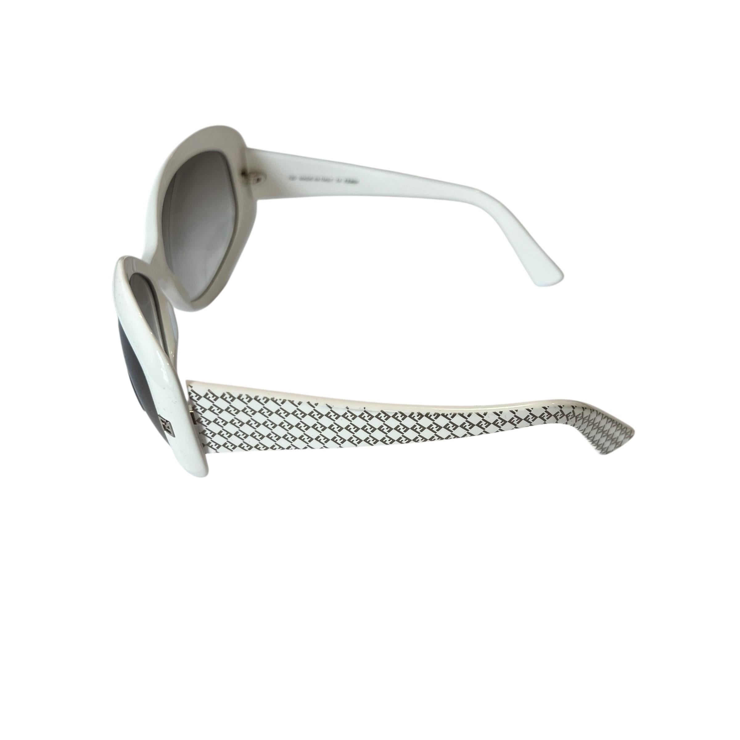 Nuovi occhiali da sole Fendi Off White con custodia

Nuovo di zecca
Lenti sfumate
Lati FF in oro
Bellissime cornici Whiting
Leggero e resistente ai graffi e agli urti
Prodotto in Italia
Protezione 100% UVA/UVB
Con custodia e abbigliamento per la
