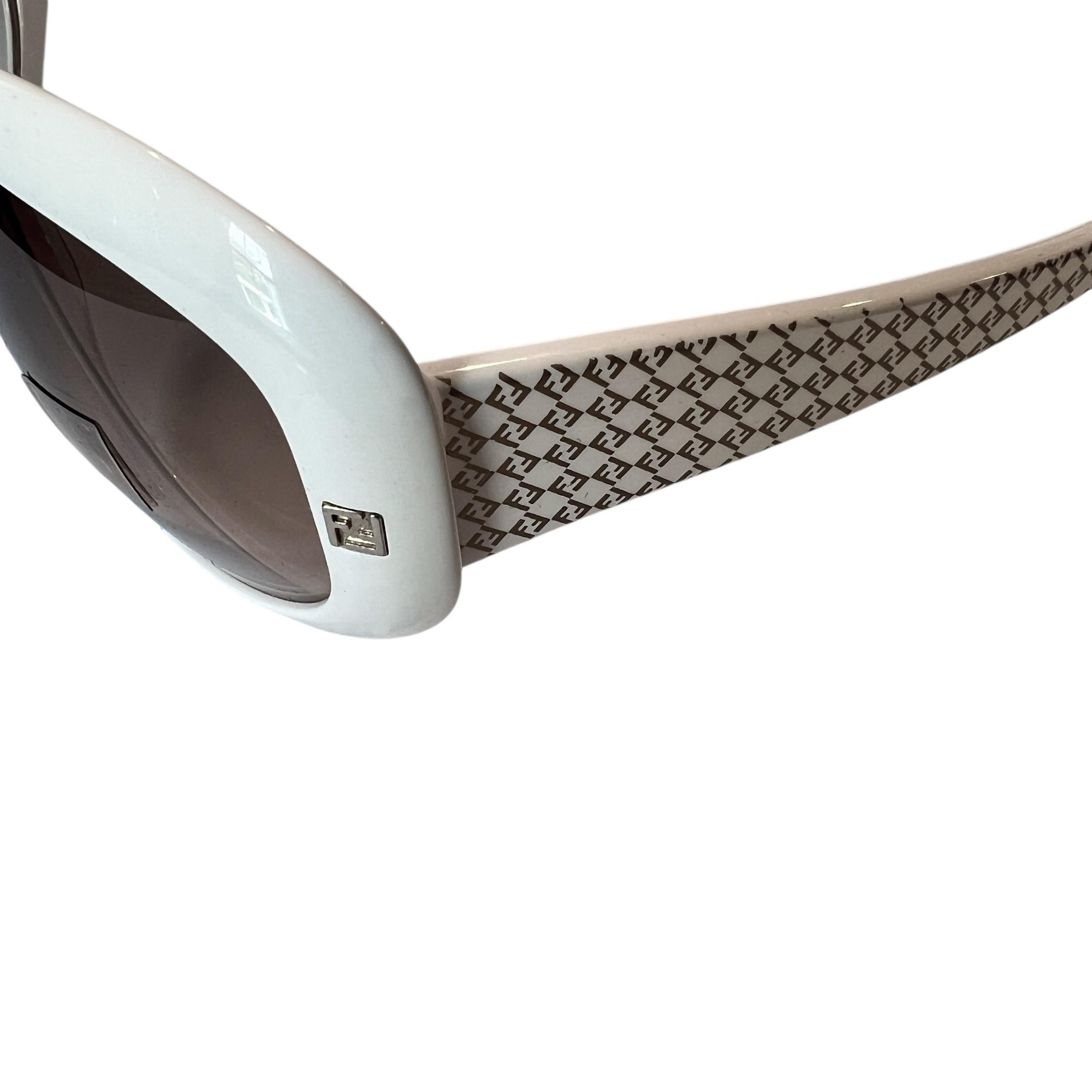 Grigio Nuovi occhiali da sole Fendi White Logo con custodia in vendita