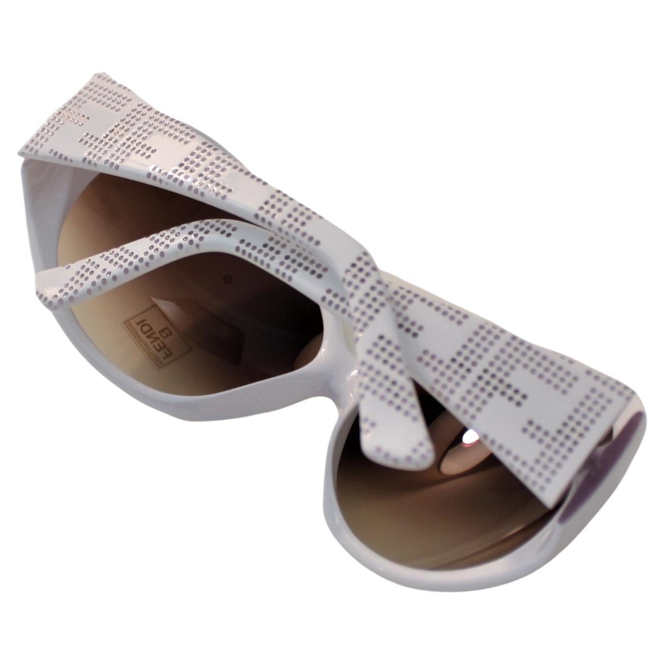 New Fendi White Sunglasses with Case In New Condition For Sale In Leesburg, VA