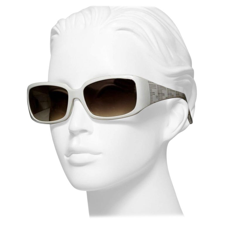 New Fendi White Sunglasses with Case For Sale at 1stDibs display picture 3