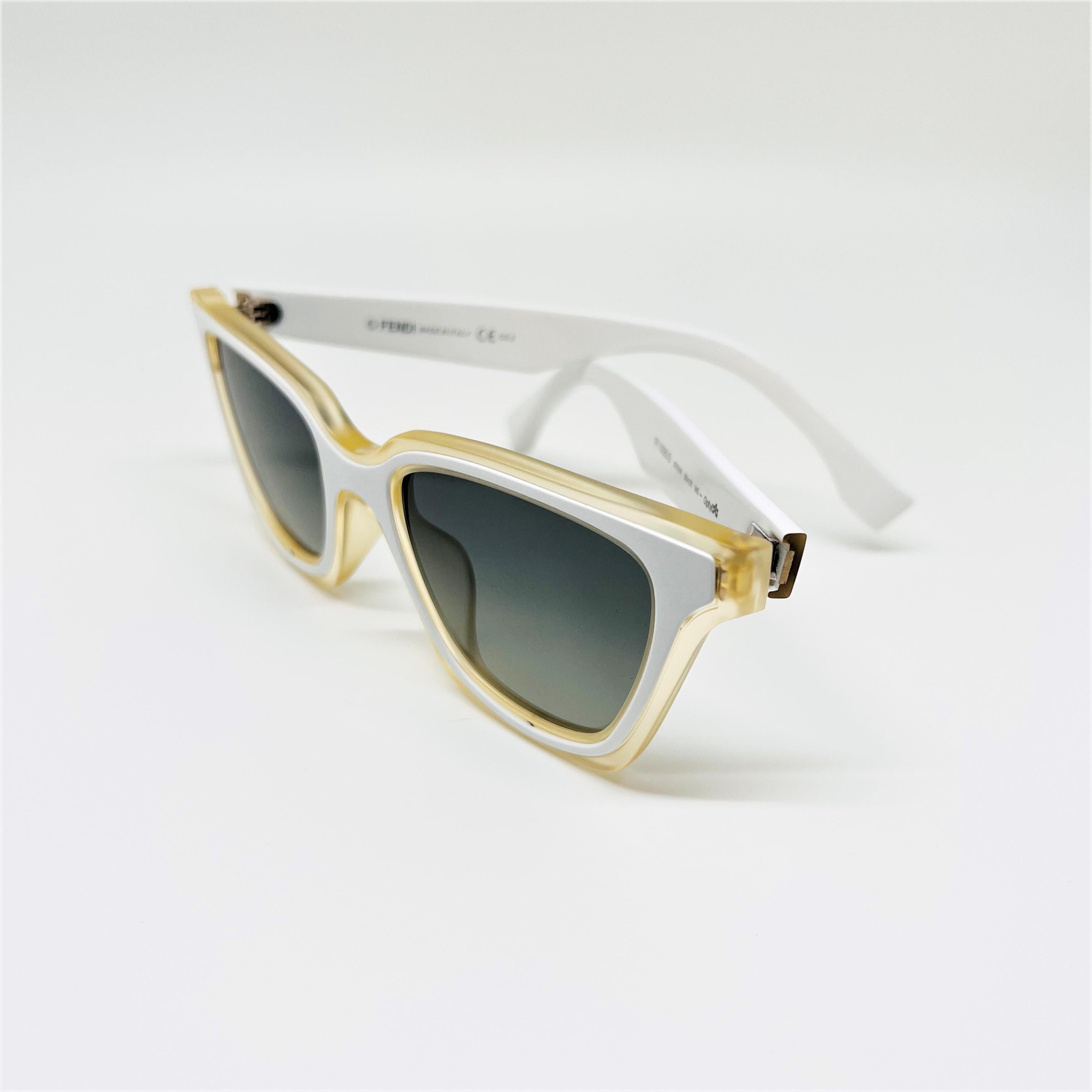 Fendi Weiße Wayfarer-Sonnenbrille mit Etui, Weiß im Angebot 5