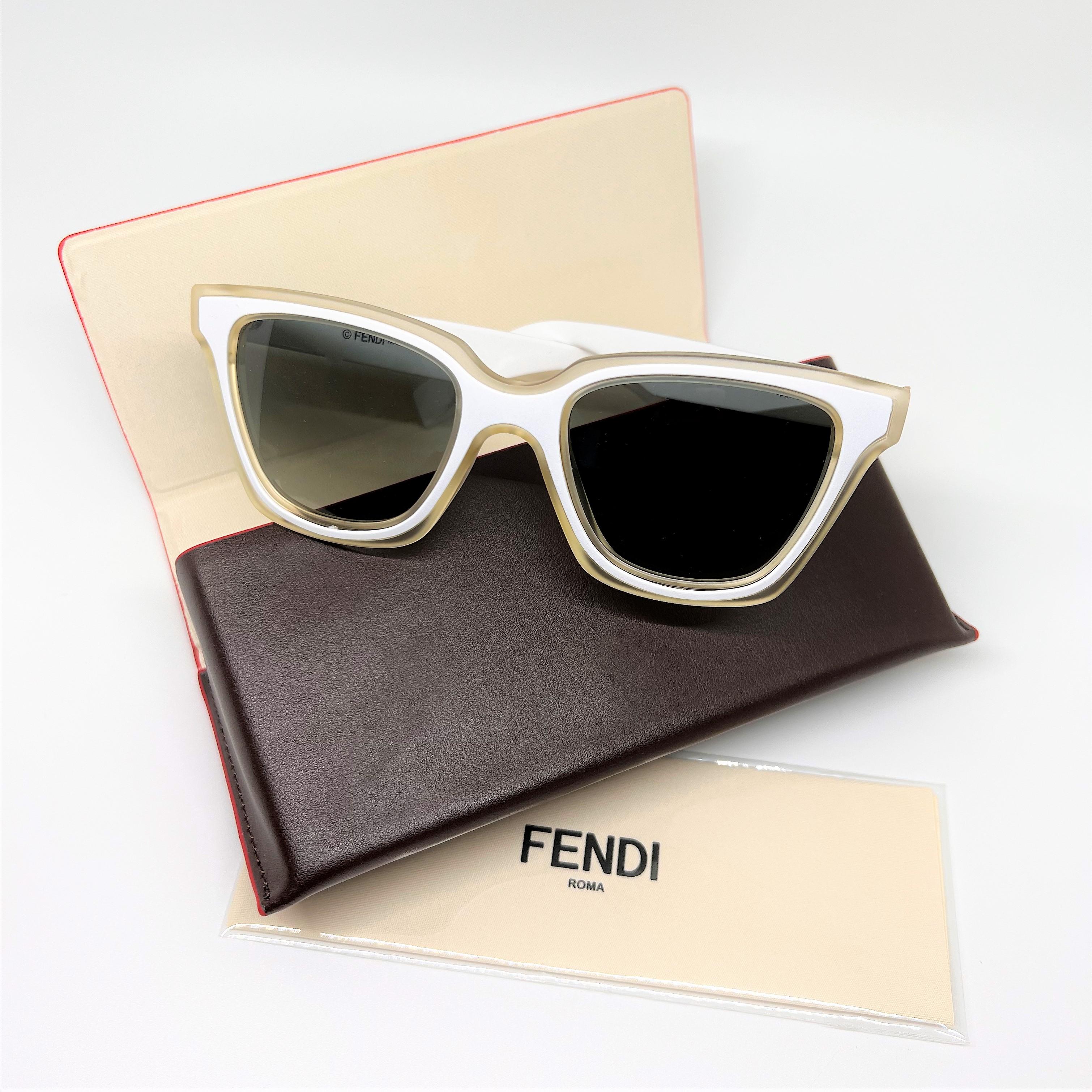 Fendi Weiße Wayfarer-Sonnenbrille mit Etui, Weiß

Brandneu
Weiße Wayfarer-Sonnenbrille 
Leicht, kratz- und stoßfest
Hergestellt in Italien
100% UVA/UVB-Schutz
Mit Etui & Reinigungskleidung