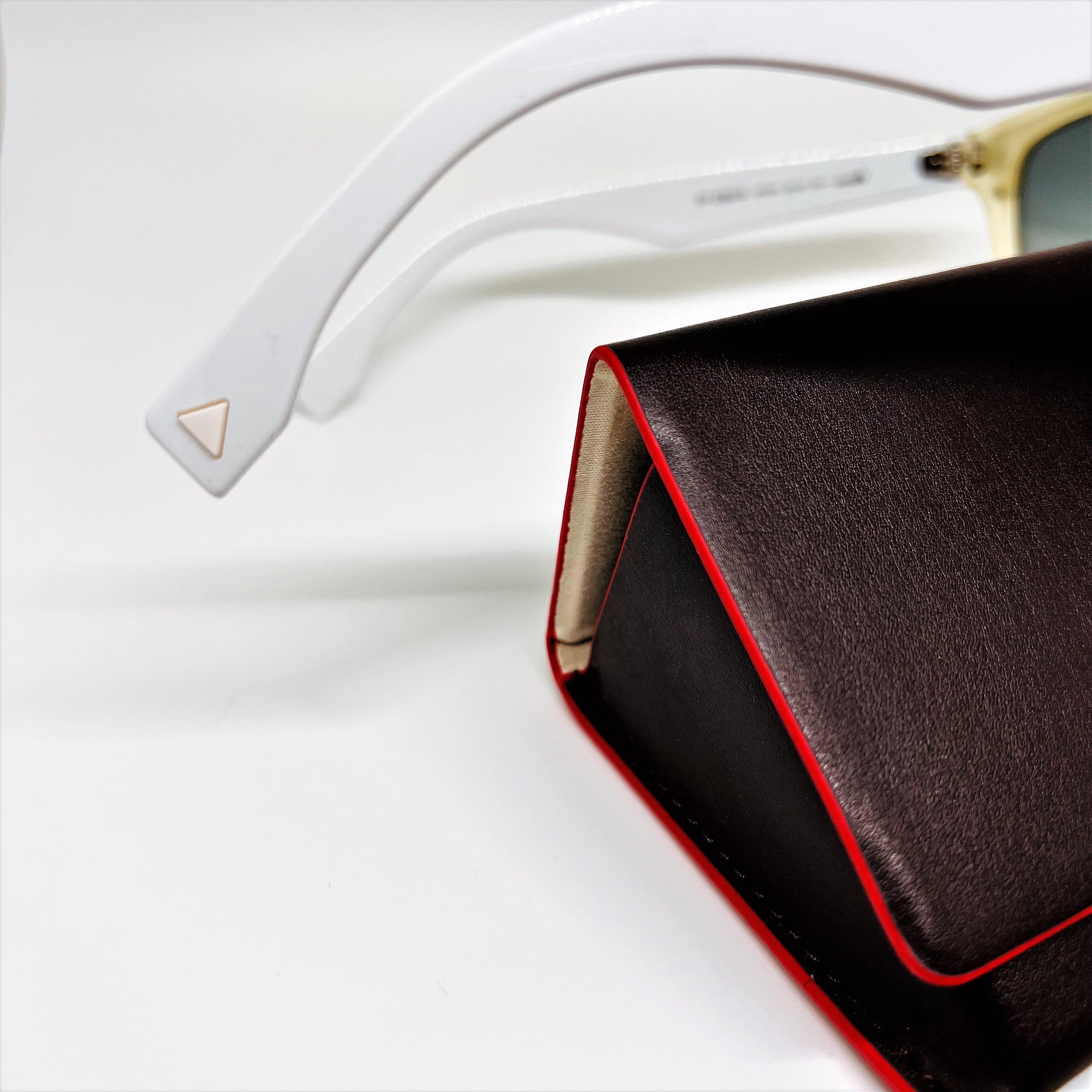 Fendi Weiße Wayfarer-Sonnenbrille mit Etui, Weiß im Zustand „Neu“ im Angebot in Ashburn, VA