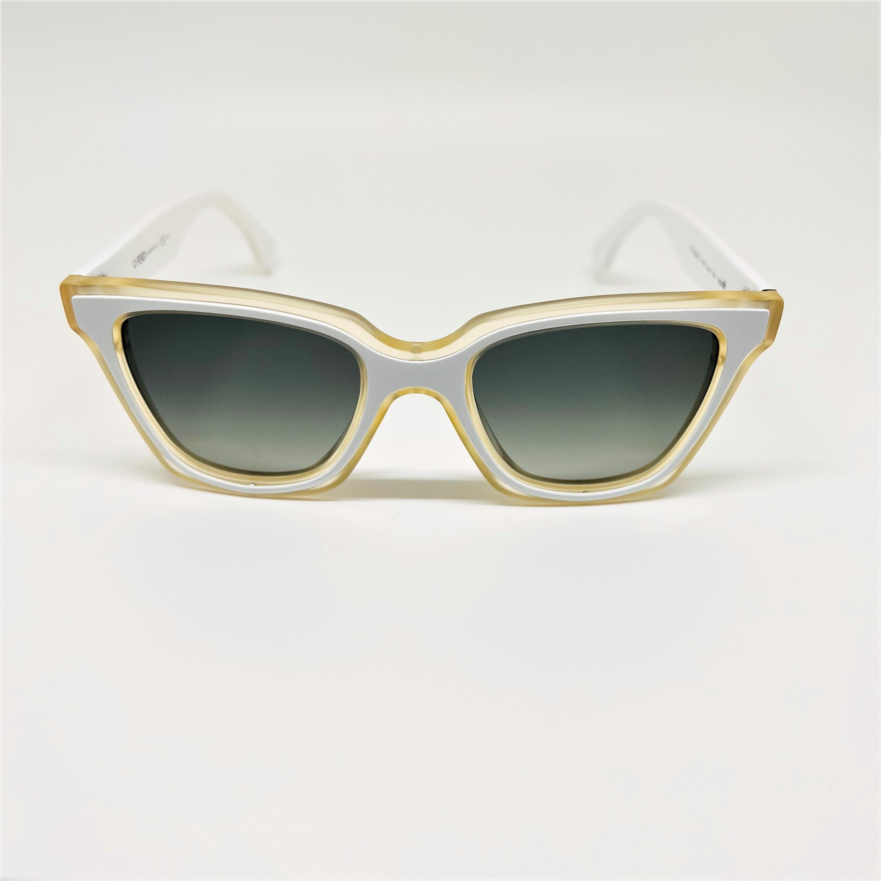 Fendi Weiße Wayfarer-Sonnenbrille mit Etui, Weiß im Angebot 2