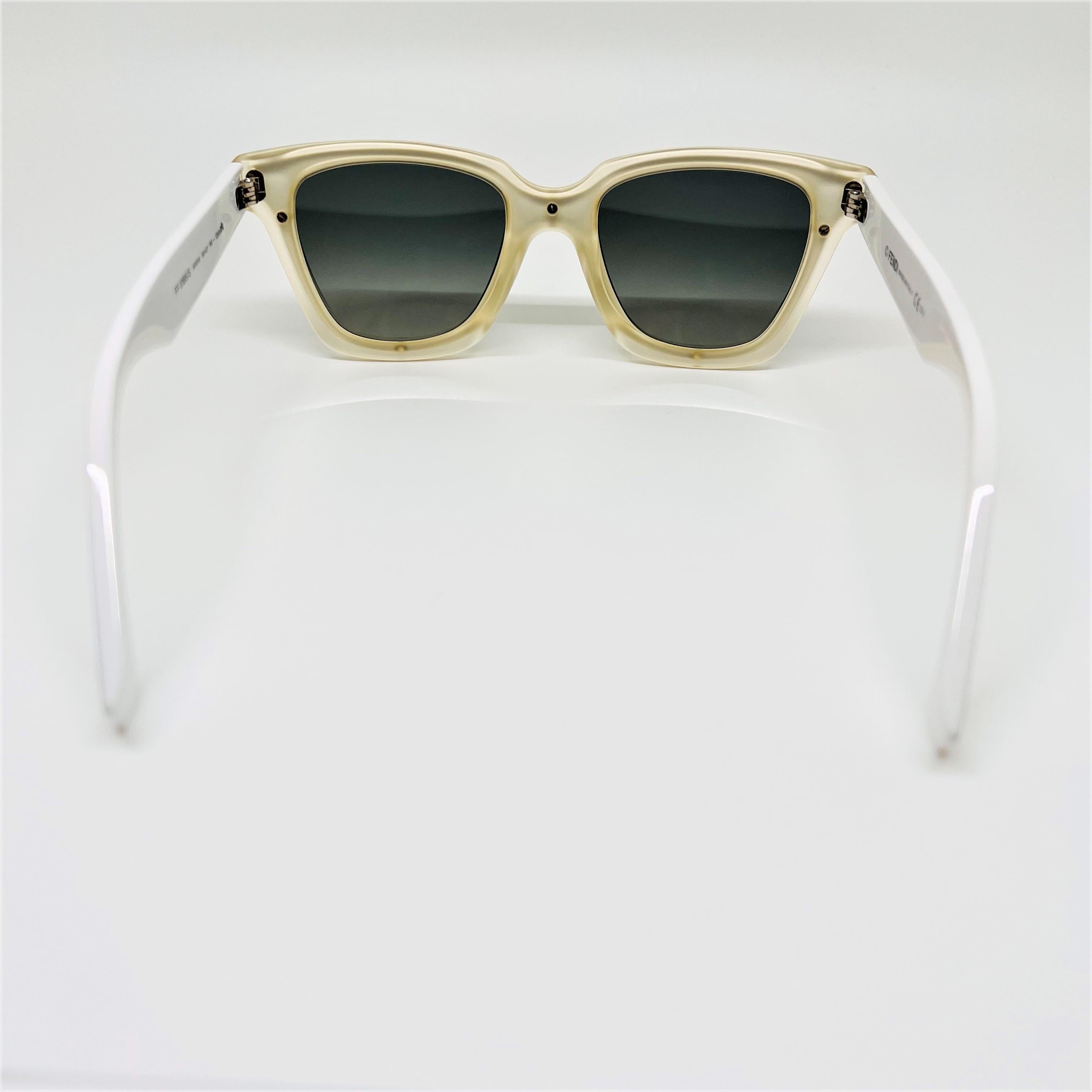 Fendi Weiße Wayfarer-Sonnenbrille mit Etui, Weiß im Angebot 3