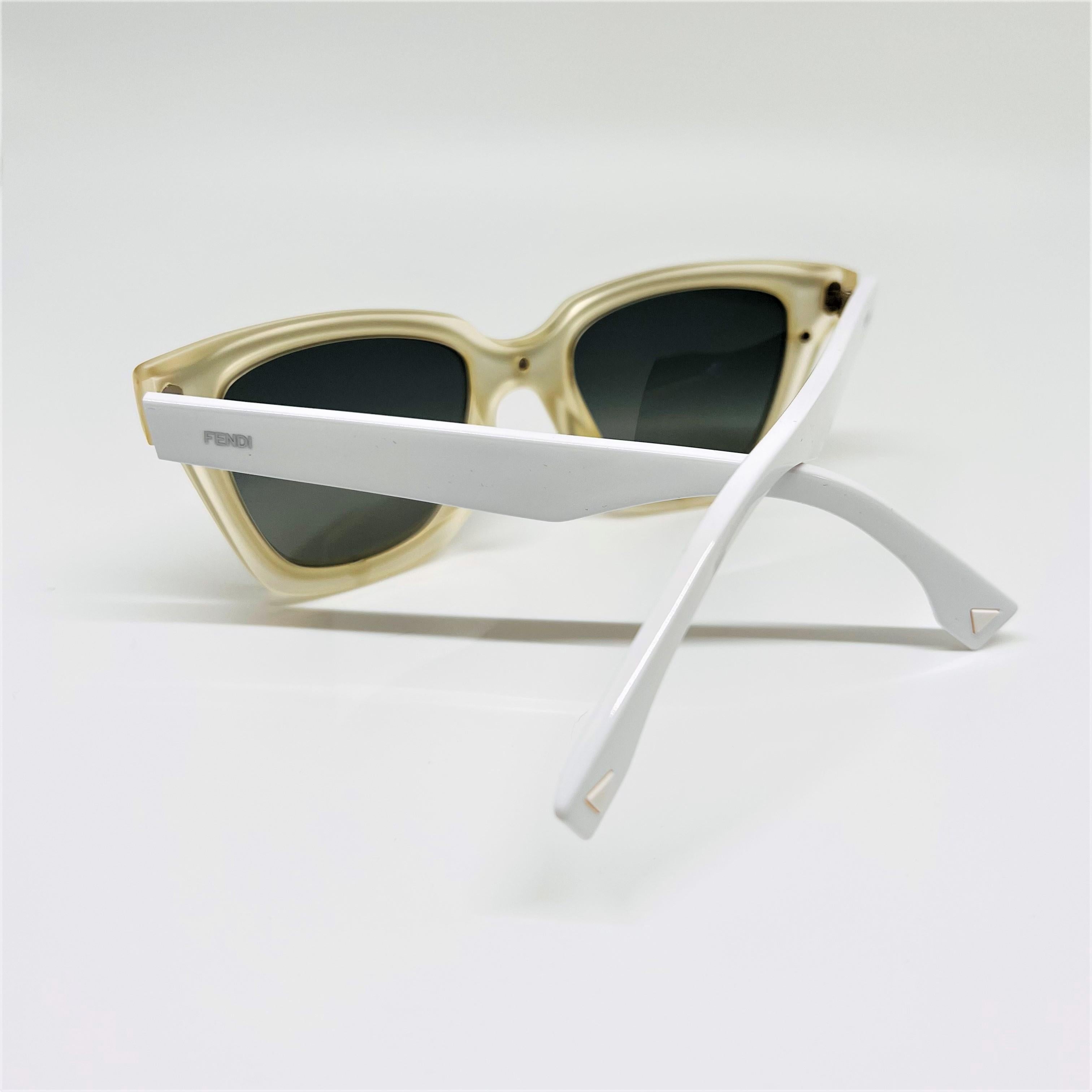 Fendi Weiße Wayfarer-Sonnenbrille mit Etui, Weiß im Angebot 4