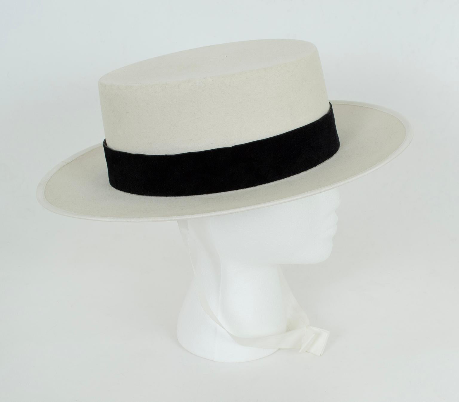 Gray New Fernandez y Roche Ivory Gaucho Hat w Passementerie Band, Madrid – L, 1950s For Sale