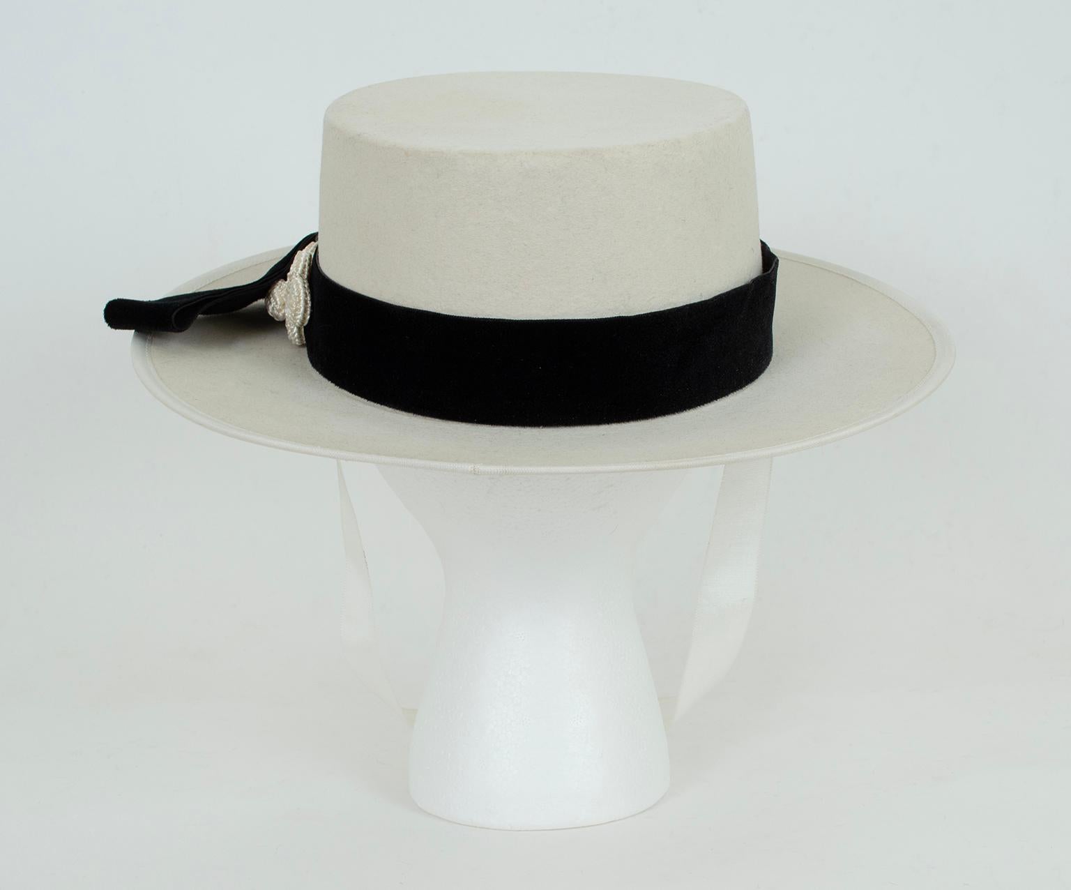 New Fernandez y Roche Ivory Gaucho Hat w Passementerie Band, Madrid – L, 1950s In New Condition For Sale In Tucson, AZ