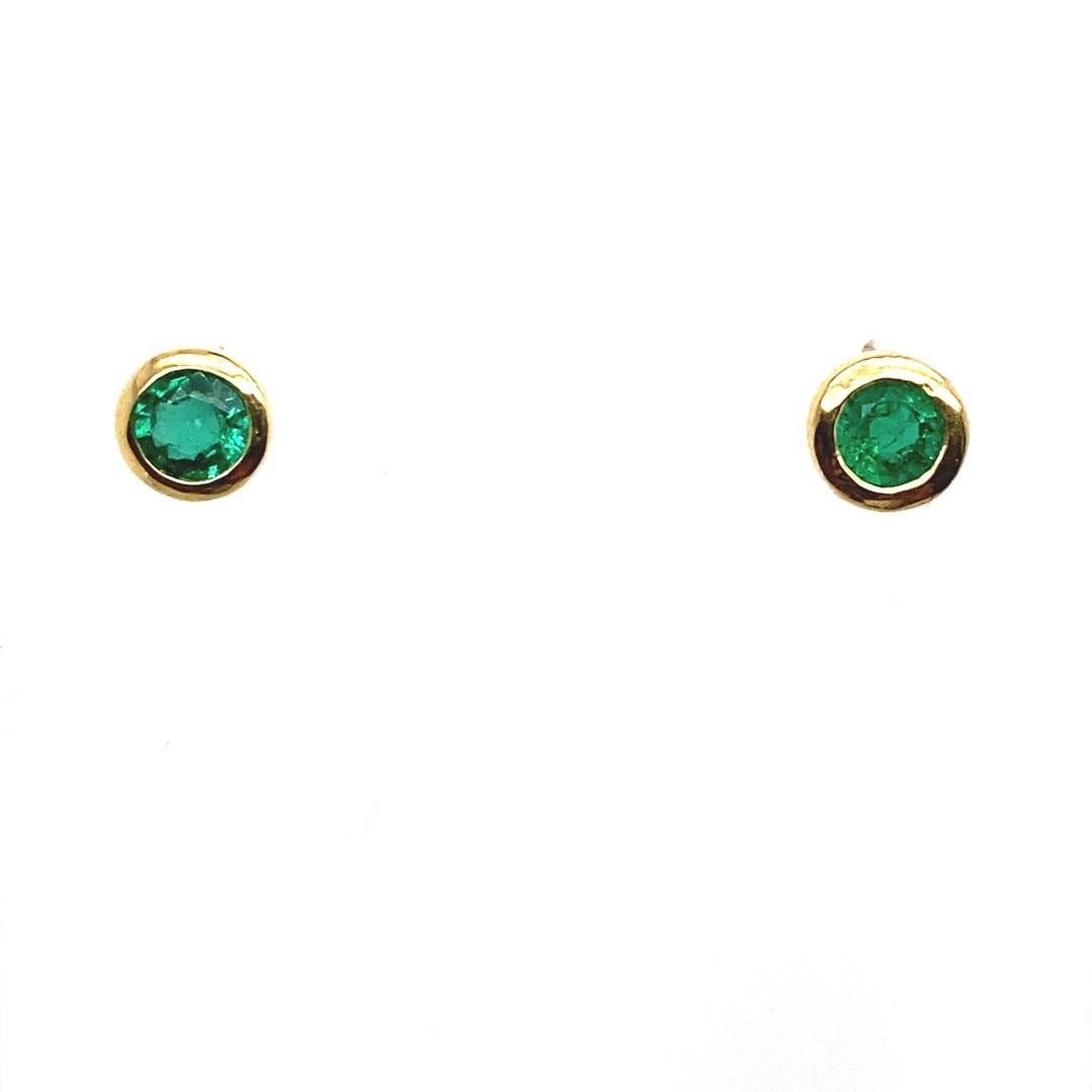 New Fine Quality Columbia Round Emerald Stud Earrings in 18ct Gold Settings In New Condition For Sale In London, GB