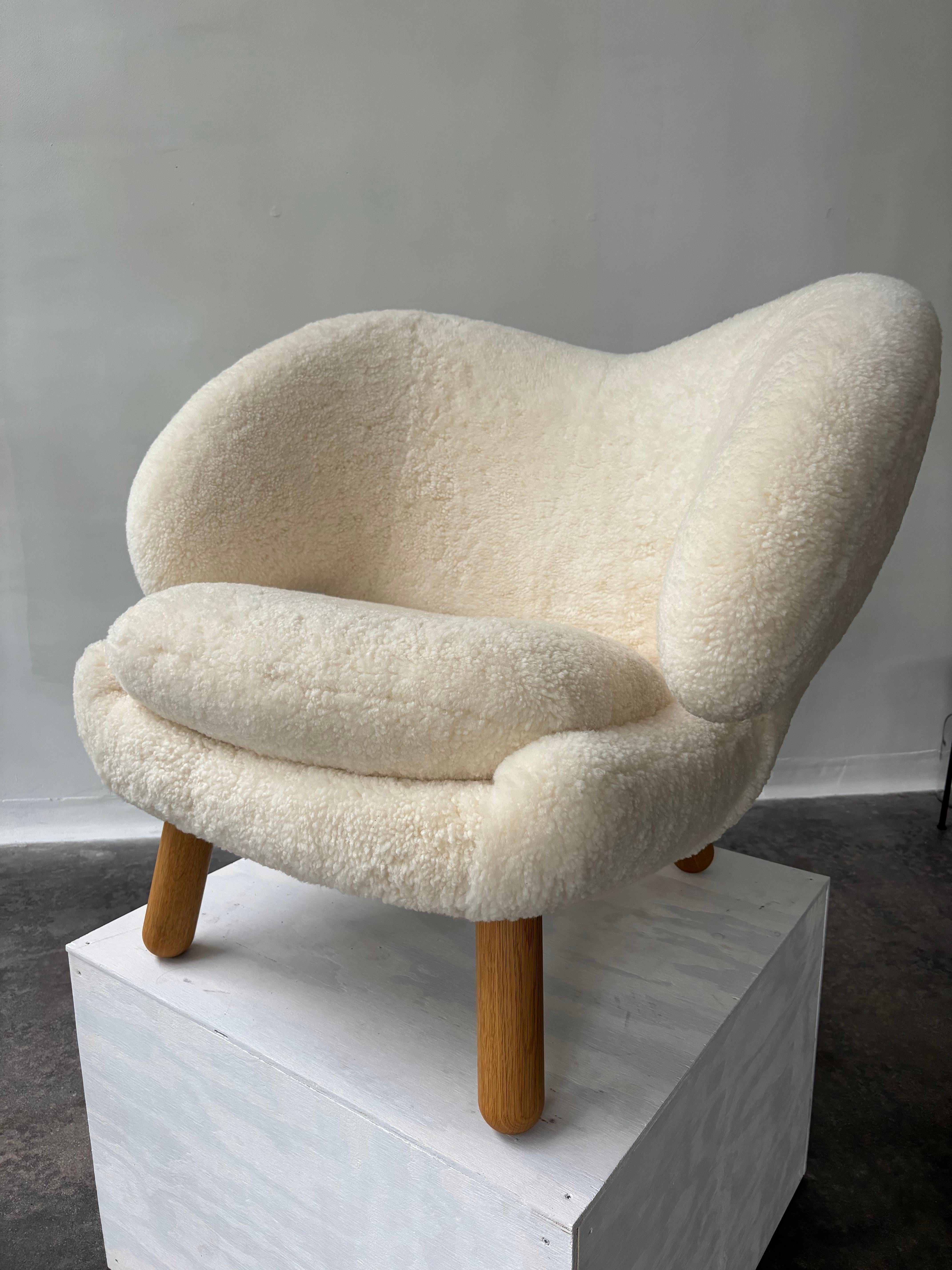 Scandinavian Modern New Finn Juhl Pelican Chair in Off-White Shearling