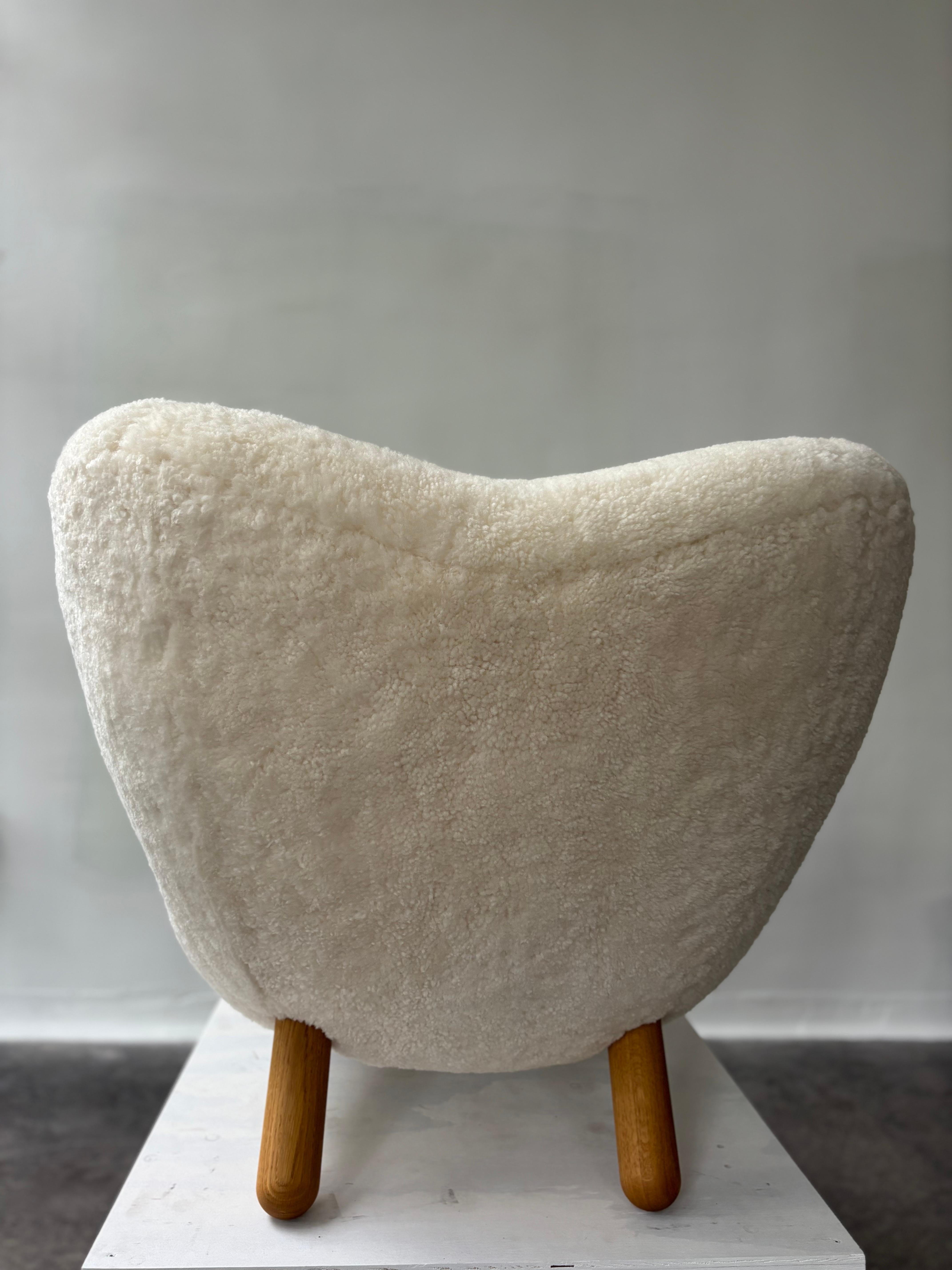 New Finn Juhl Pelican Chair in Off-White Shearling In Excellent Condition In Miami, FL