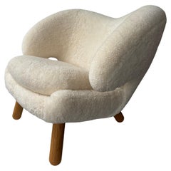 New Finn Juhl Pelican Chair in Off-White Shearling