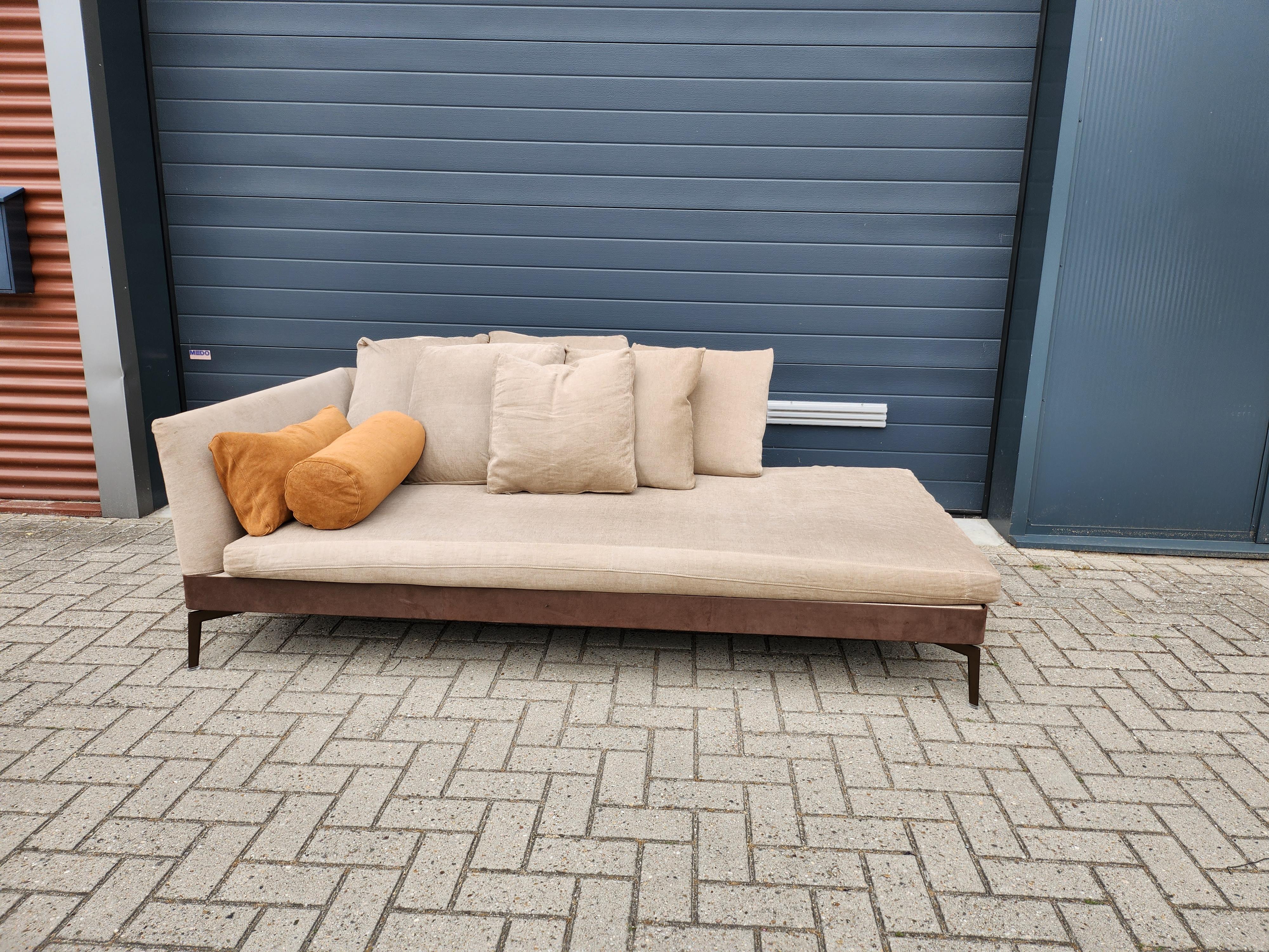 The Feel Good Large daybed eloquently expresses the aesthetic motifs of the Feel Good seating system while expanding its proportions. The depth of the Feel Good Large daybed is increased to 114 cm to accommodate the soft goose-down-filled cushions