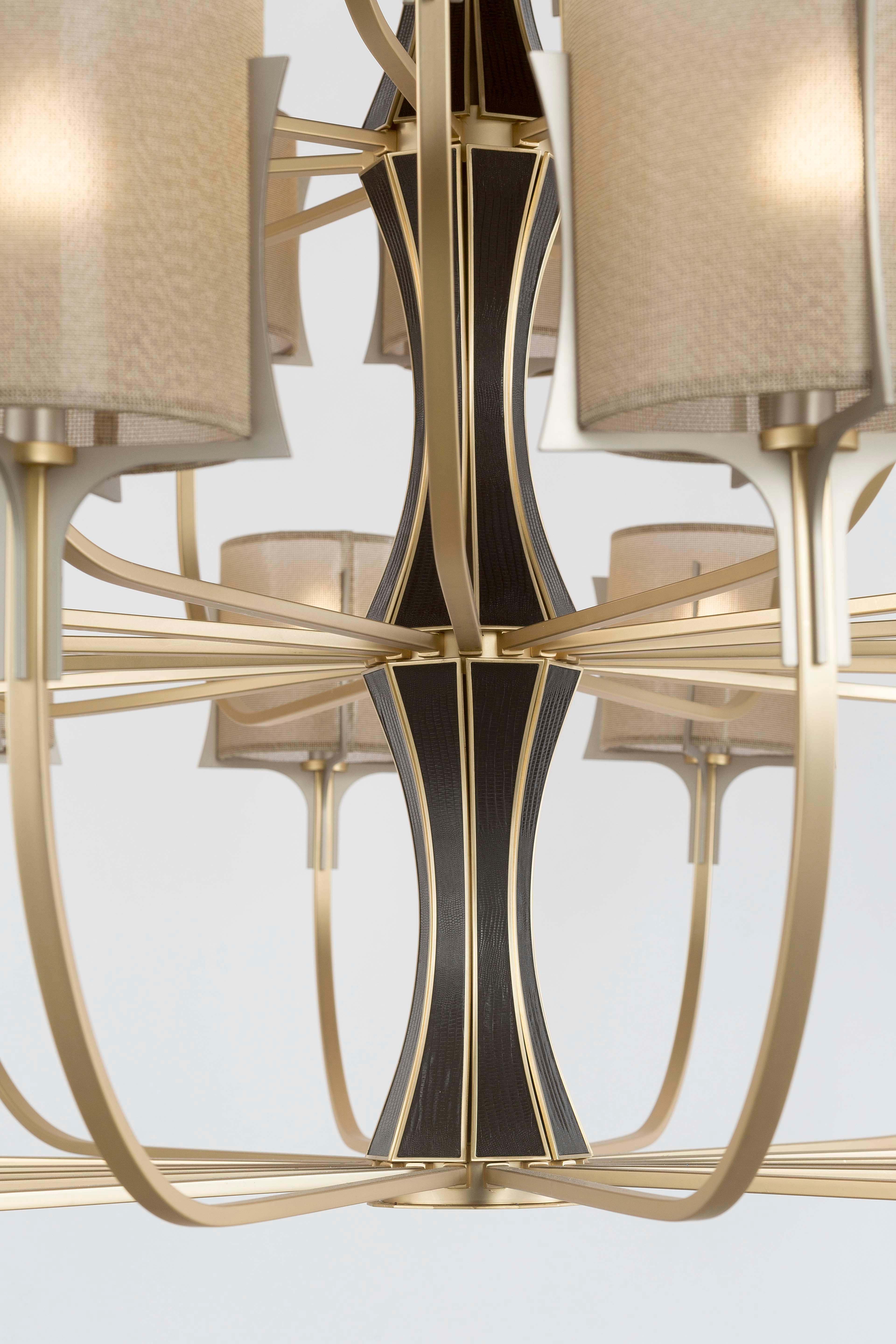 The New Flow collection combines high-quality materials with a modern sensibility for a timeless final effect that makes this piece suitable for any decor. The four-layer structure is in gold finish with details in nickel finish and is supported by