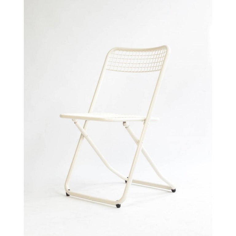 New folding chair beige 1013 by Houtique signed by Federico Giner, Valencia, Spain.

We have traveled to the past to pick up the 085 chair, an icon of postmodern design. We have returned to the present, reissued it and bathed in new colors and now