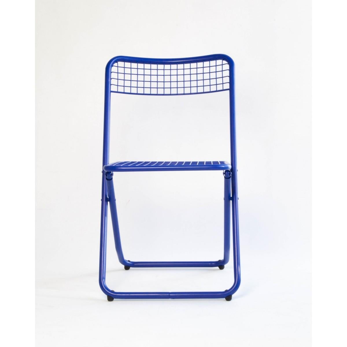 New folding chair blue 5002 by Houtique signed by Federico Giner, Valencia, Spain.

We have traveled to the past to pick up the 085 chair, an icon of postmodern design. We have returned to the present, reissued it and bathed in new colors and now we
