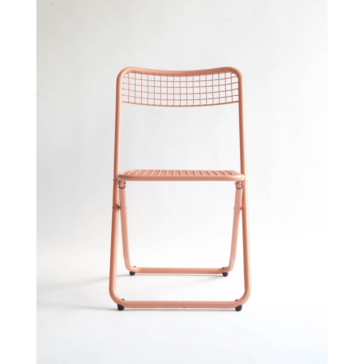 New Folding Chair Make Up 3012 by Houtique & Masquespacio signed by Federico Giner, Valencia, Spain

We have traveled to the past to pick up the 085 chair, an icon of postmodern design. We have returned to the present, reissued it and bathed in