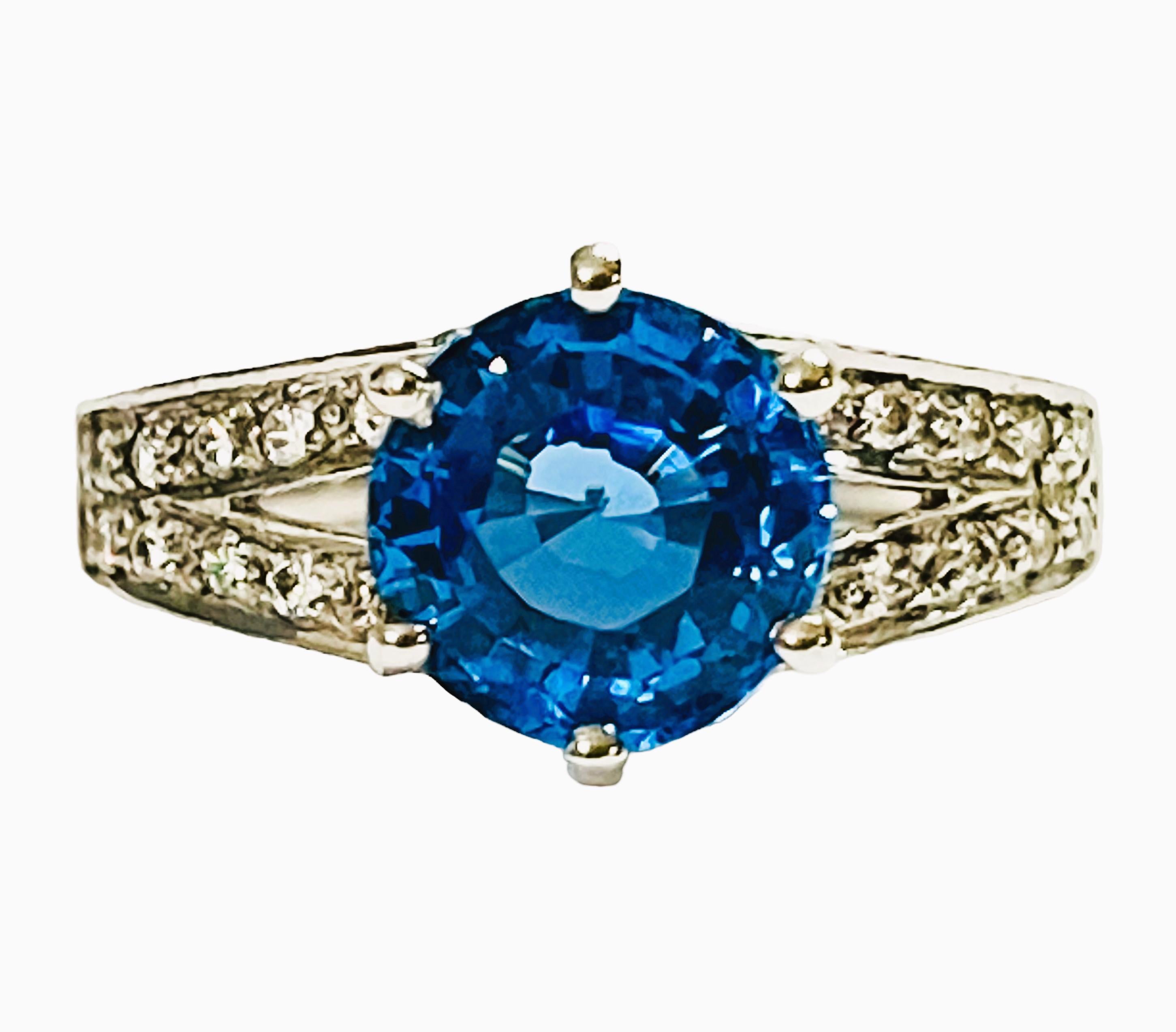 Der Ring hat die Größe 6,5.   Er wurde in Afrika abgebaut und ist ein exquisiter Stein ohne jegliche Einschlüsse.   Es ist ein rund geschliffener Stein und ist 2,80  Cts.   Der Hauptstein ist 8 mm groß.  Er wird von 2 Reihen kleinerer weißer,