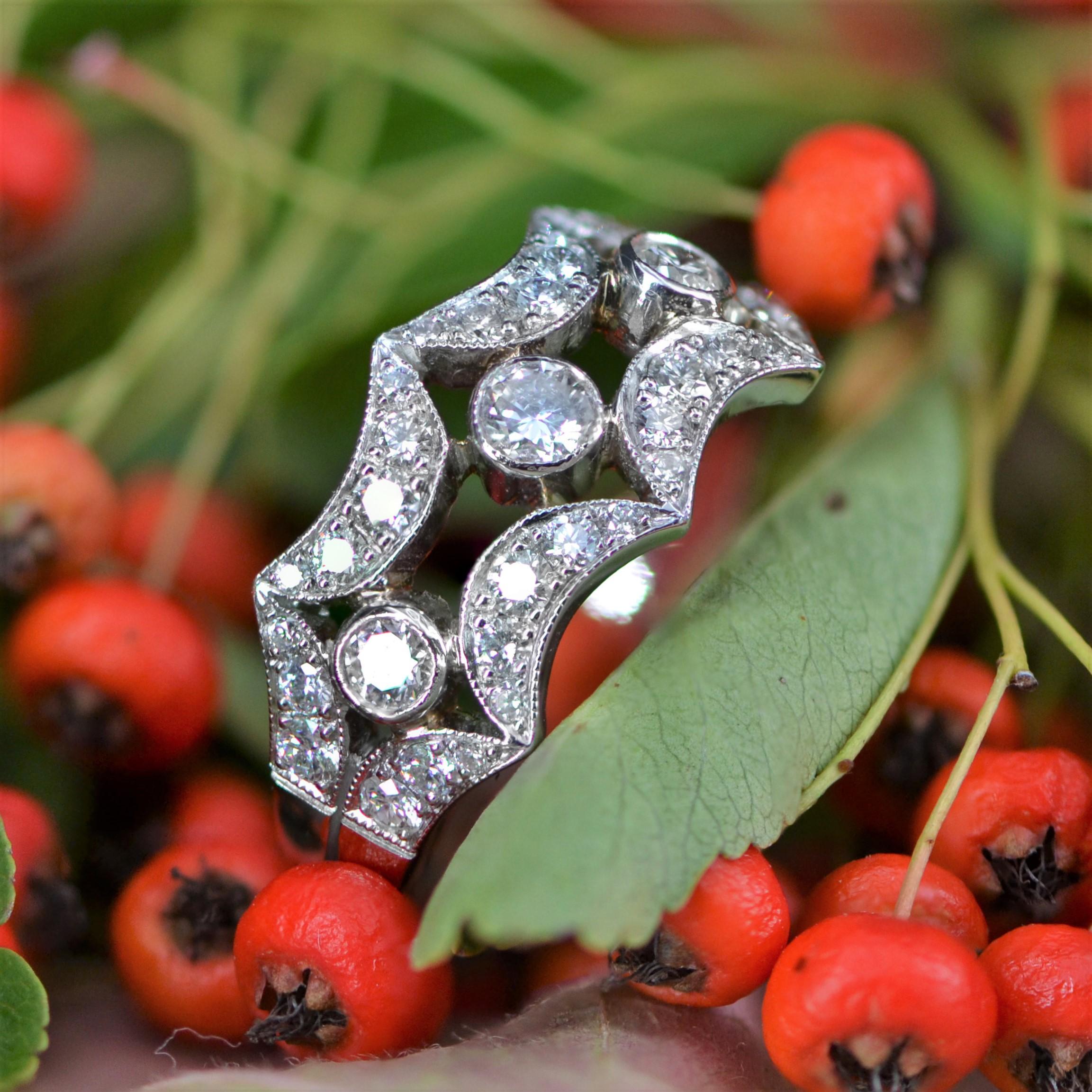 Nouveau Français Bague en platine cerclée de diamants de 0,90 carat en vente 11