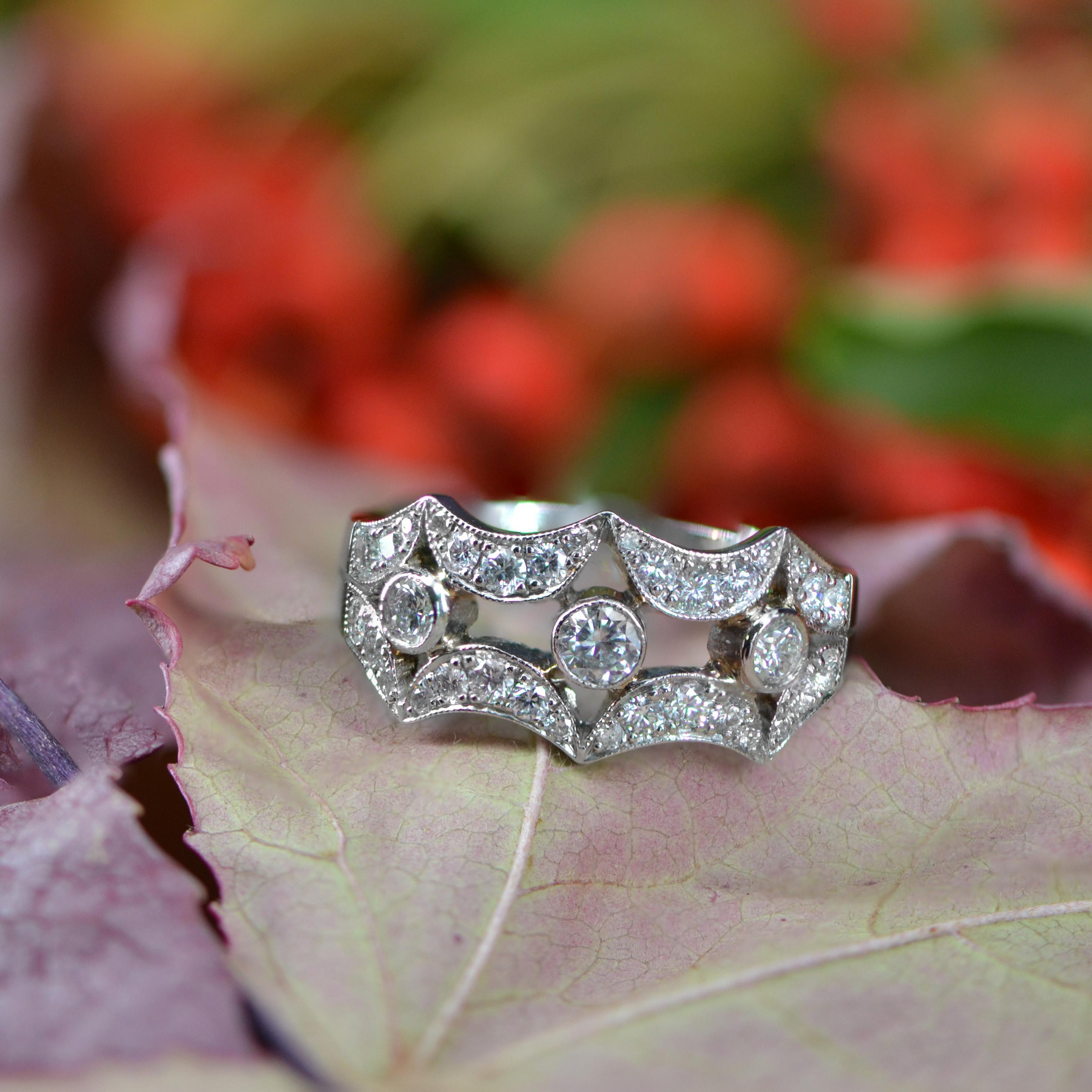 Taille brillant Nouveau Français Bague en platine cerclée de diamants de 0,90 carat en vente