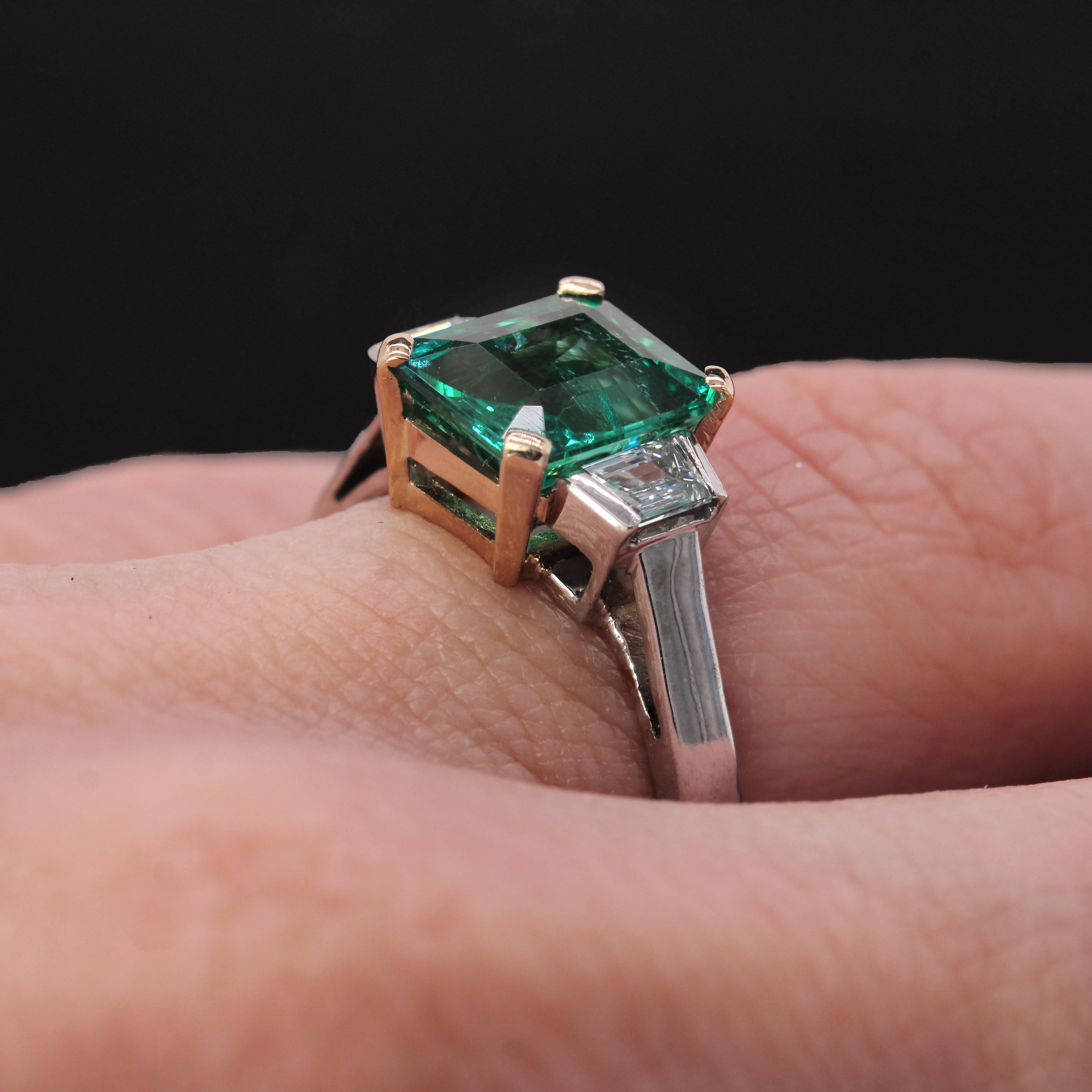 Nueva Esmeralda Francesa de 2,01 Quilates Zambia Diamantes Menores Anillo de Oro Blanco de 18 Quilates en venta 6