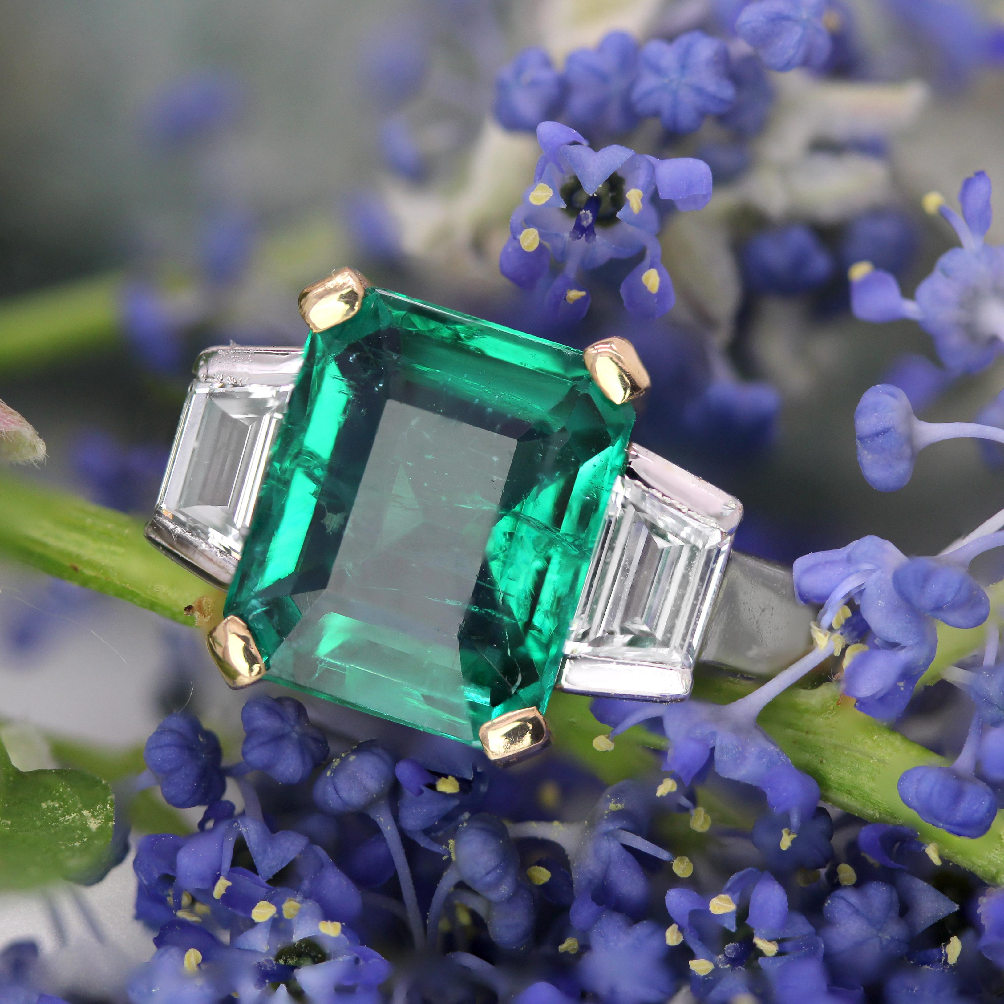 Nueva Esmeralda Francesa de 2,01 Quilates Zambia Diamantes Menores Anillo de Oro Blanco de 18 Quilates en venta 7
