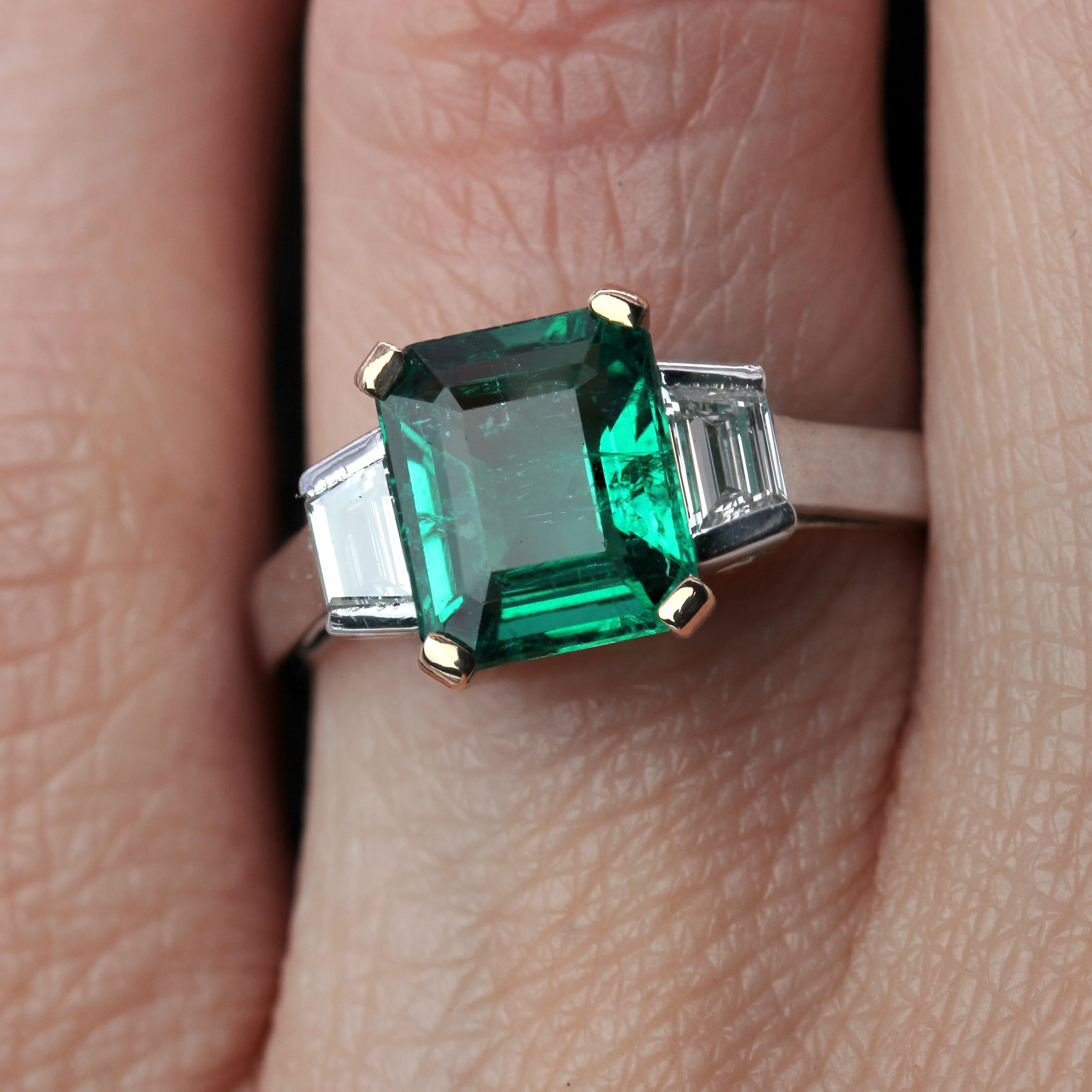 Nueva Esmeralda Francesa de 2,01 Quilates Zambia Diamantes Menores Anillo de Oro Blanco de 18 Quilates en venta 8