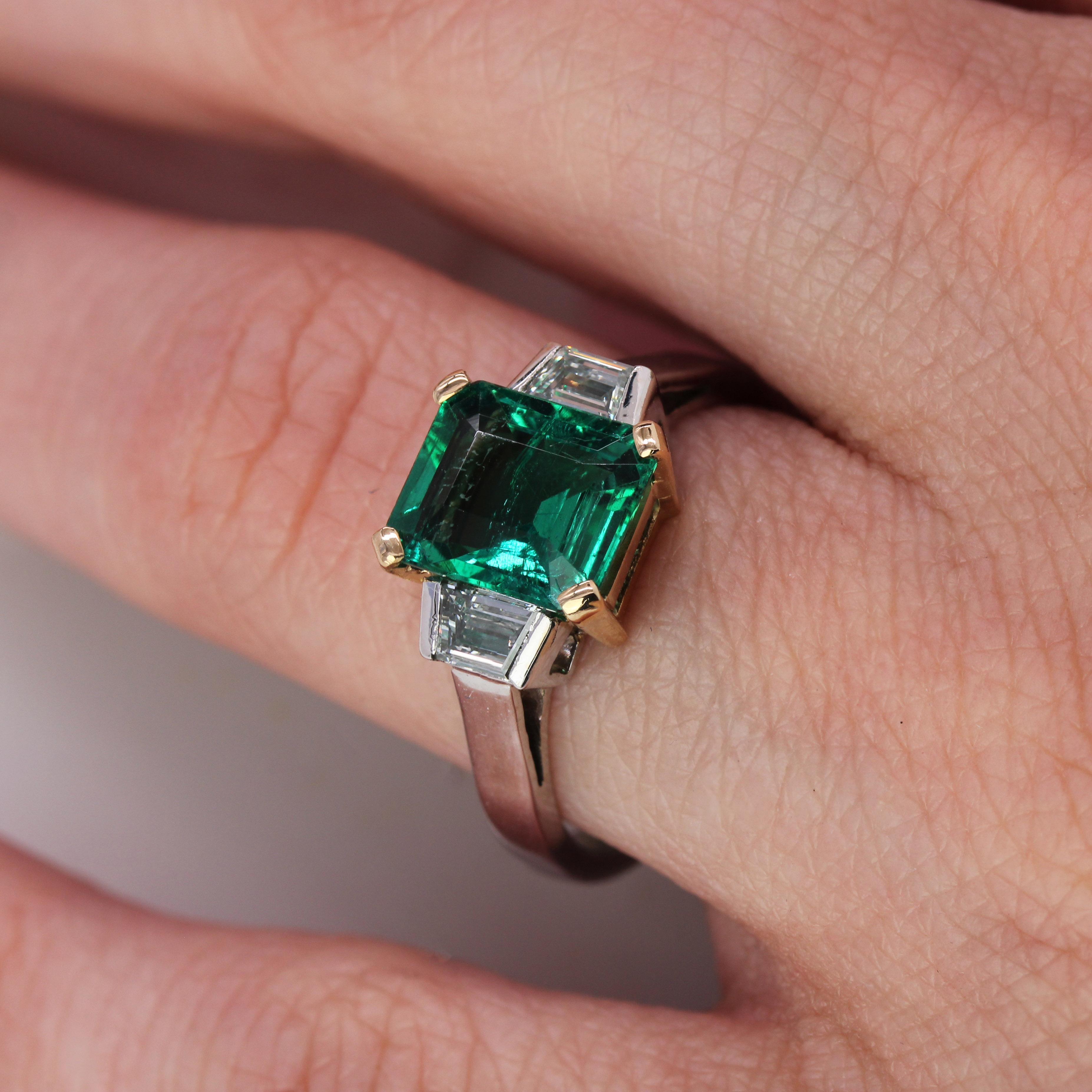 Nueva Esmeralda Francesa de 2,01 Quilates Zambia Diamantes Menores Anillo de Oro Blanco de 18 Quilates en venta 11