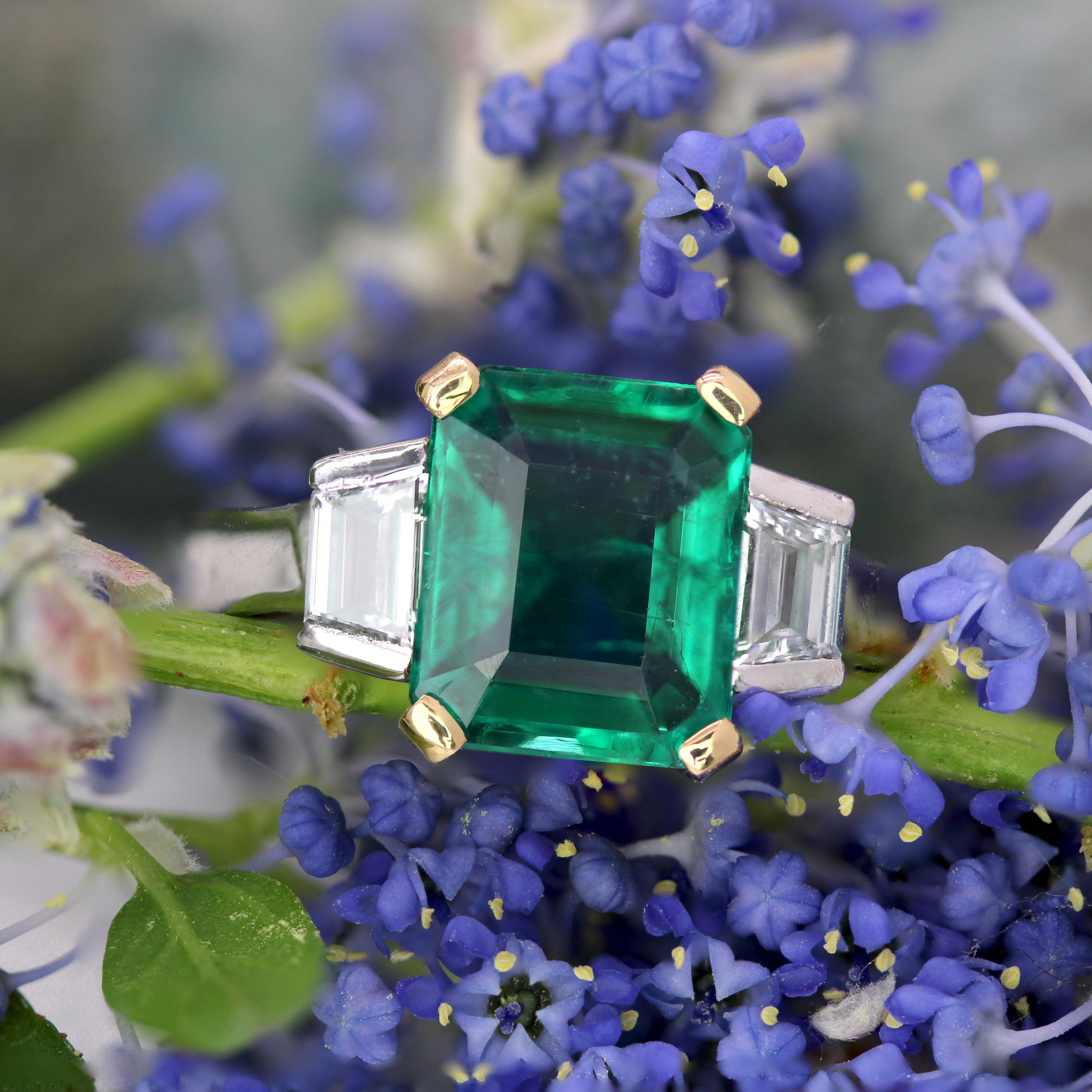 Nueva Esmeralda Francesa de 2,01 Quilates Zambia Diamantes Menores Anillo de Oro Blanco de 18 Quilates Moderno en venta