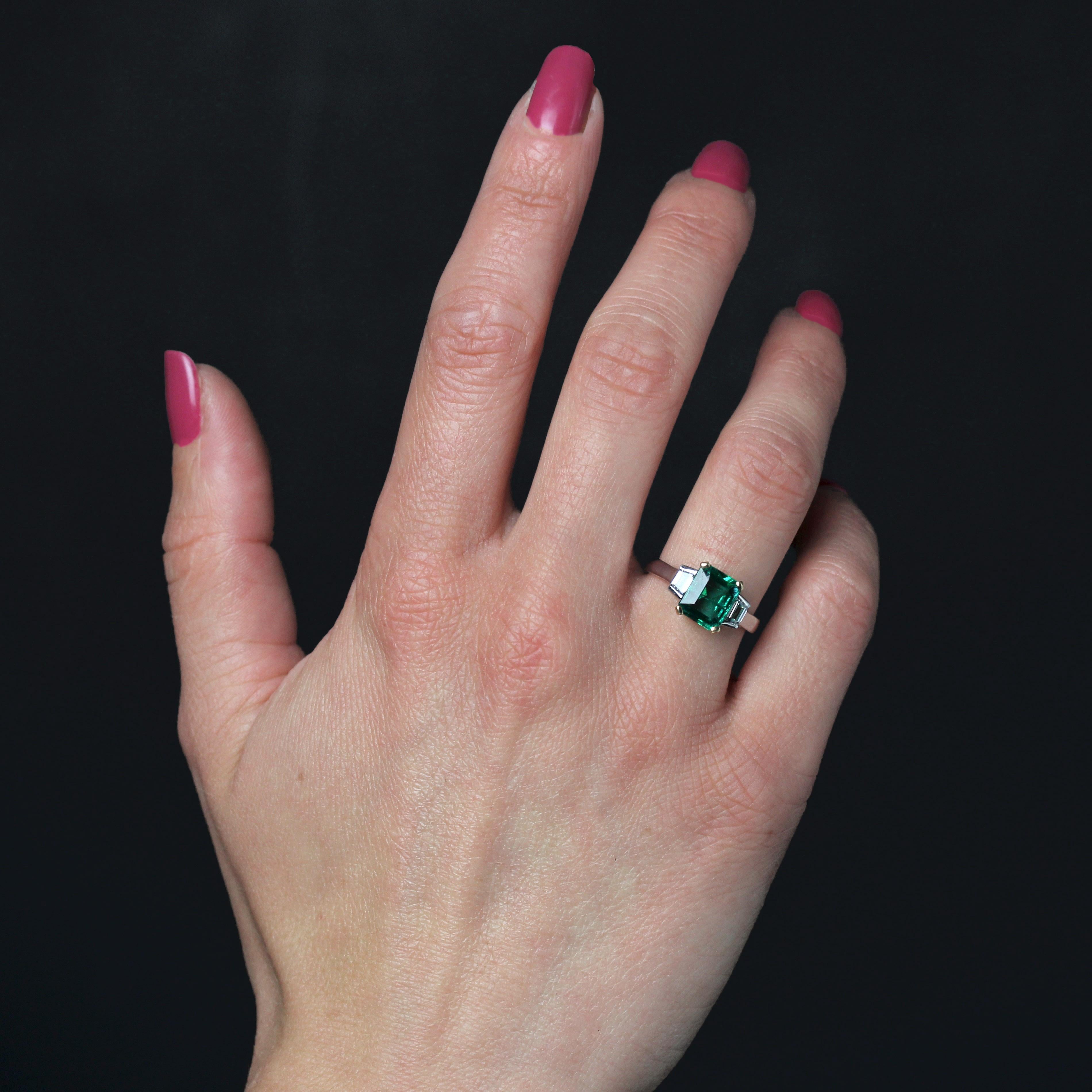 Nueva Esmeralda Francesa de 2,01 Quilates Zambia Diamantes Menores Anillo de Oro Blanco de 18 Quilates Corte esmeralda en venta