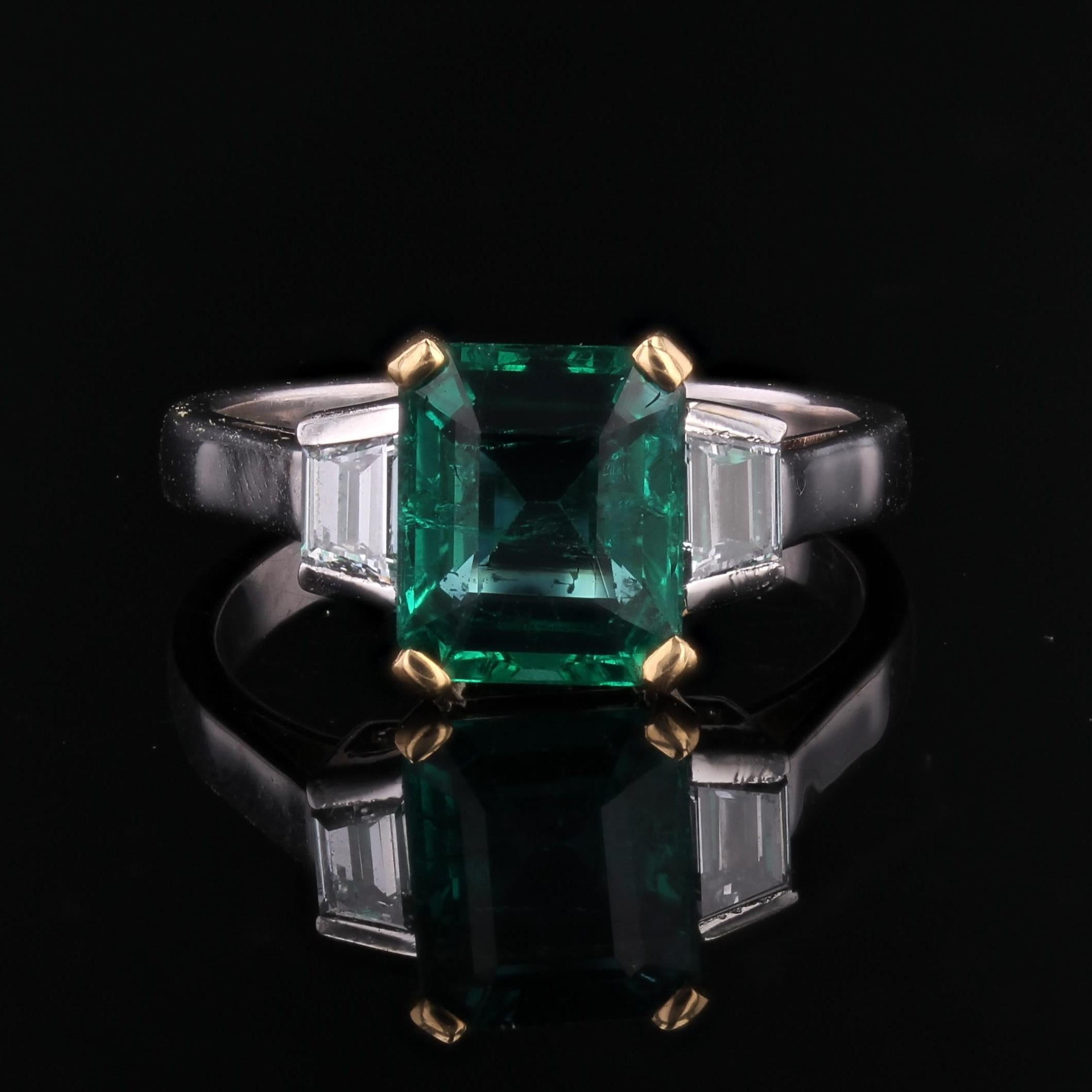 Nueva Esmeralda Francesa de 2,01 Quilates Zambia Diamantes Menores Anillo de Oro Blanco de 18 Quilates en Nuevo estado para la venta en Poitiers, FR