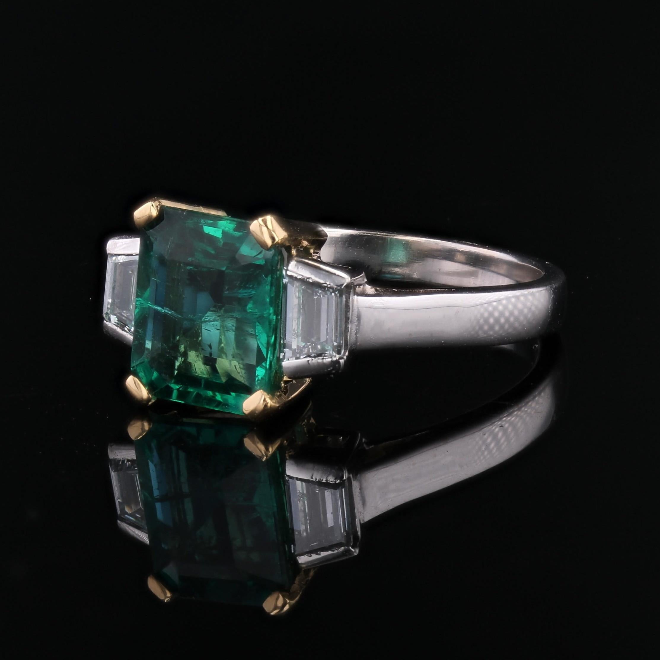 Nueva Esmeralda Francesa de 2,01 Quilates Zambia Diamantes Menores Anillo de Oro Blanco de 18 Quilates en venta 1