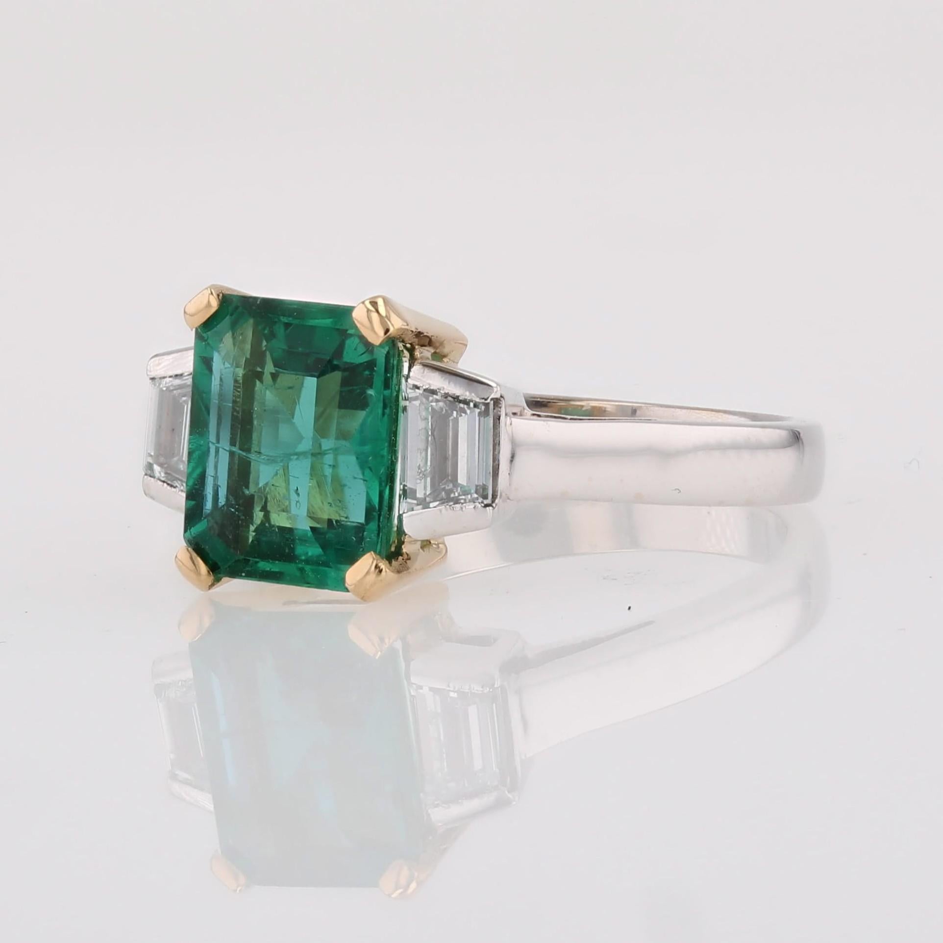 Nueva Esmeralda Francesa de 2,01 Quilates Zambia Diamantes Menores Anillo de Oro Blanco de 18 Quilates en venta 2