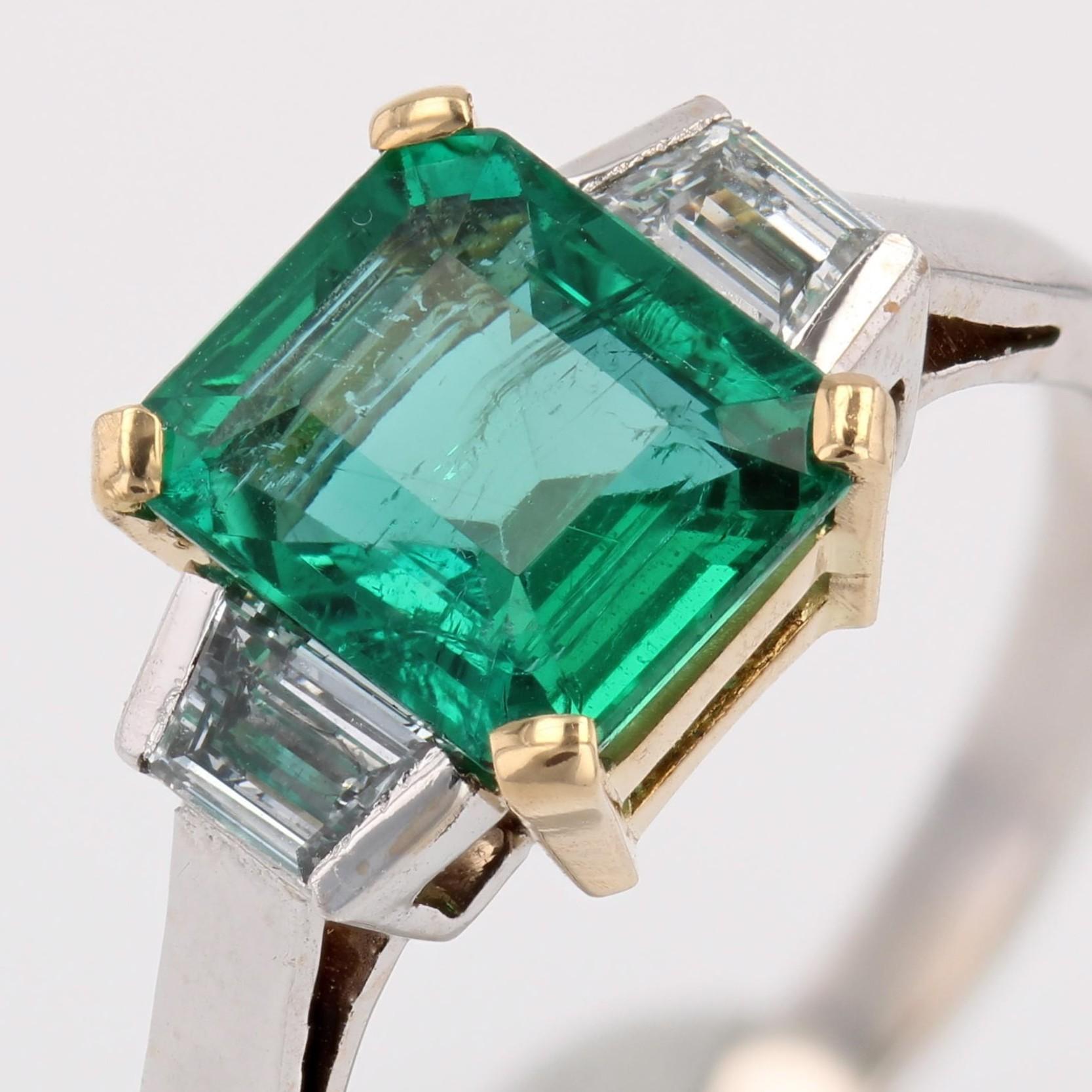 Nueva Esmeralda Francesa de 2,01 Quilates Zambia Diamantes Menores Anillo de Oro Blanco de 18 Quilates en venta 3