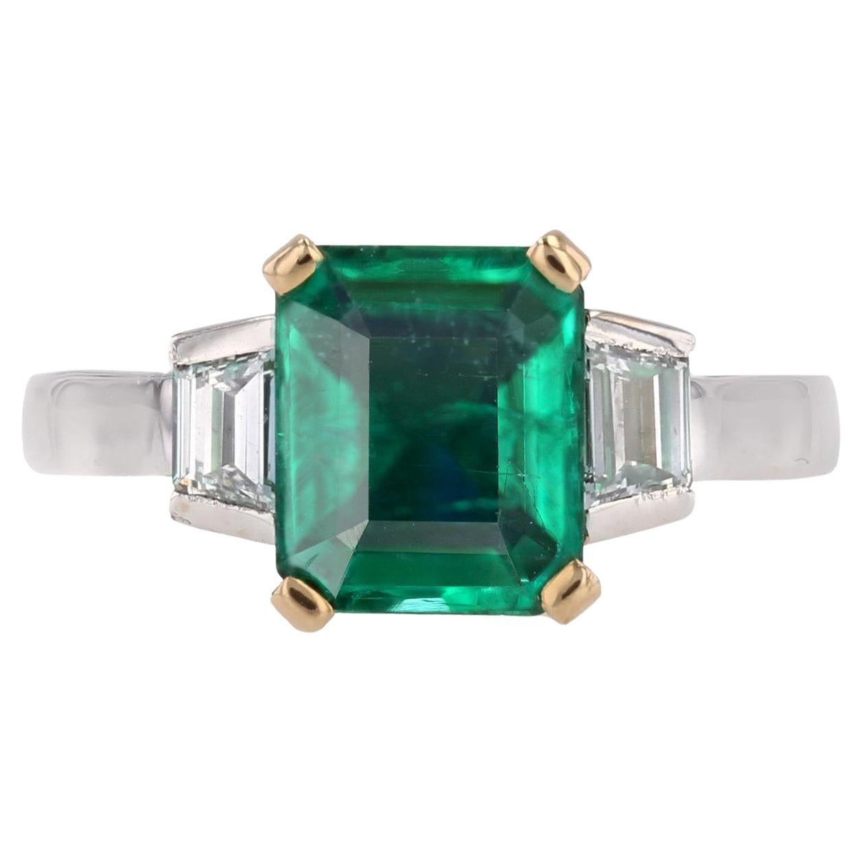 Nueva Esmeralda Francesa de 2,01 Quilates Zambia Diamantes Menores Anillo de Oro Blanco de 18 Quilates en venta