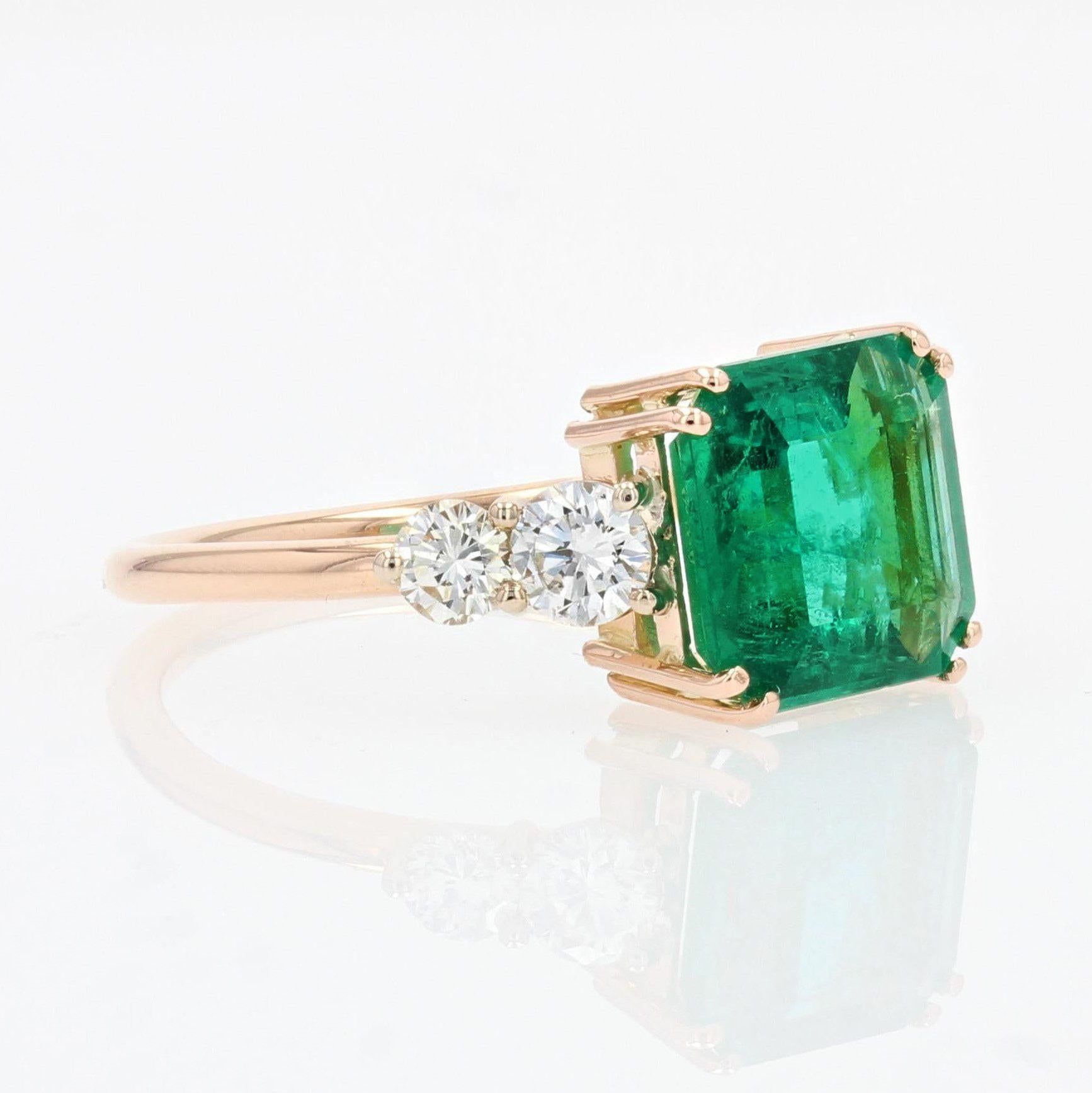 New French 2.48 Carats Emerald Diamonds 18 Karat Rose Gold Ring For Sale 3