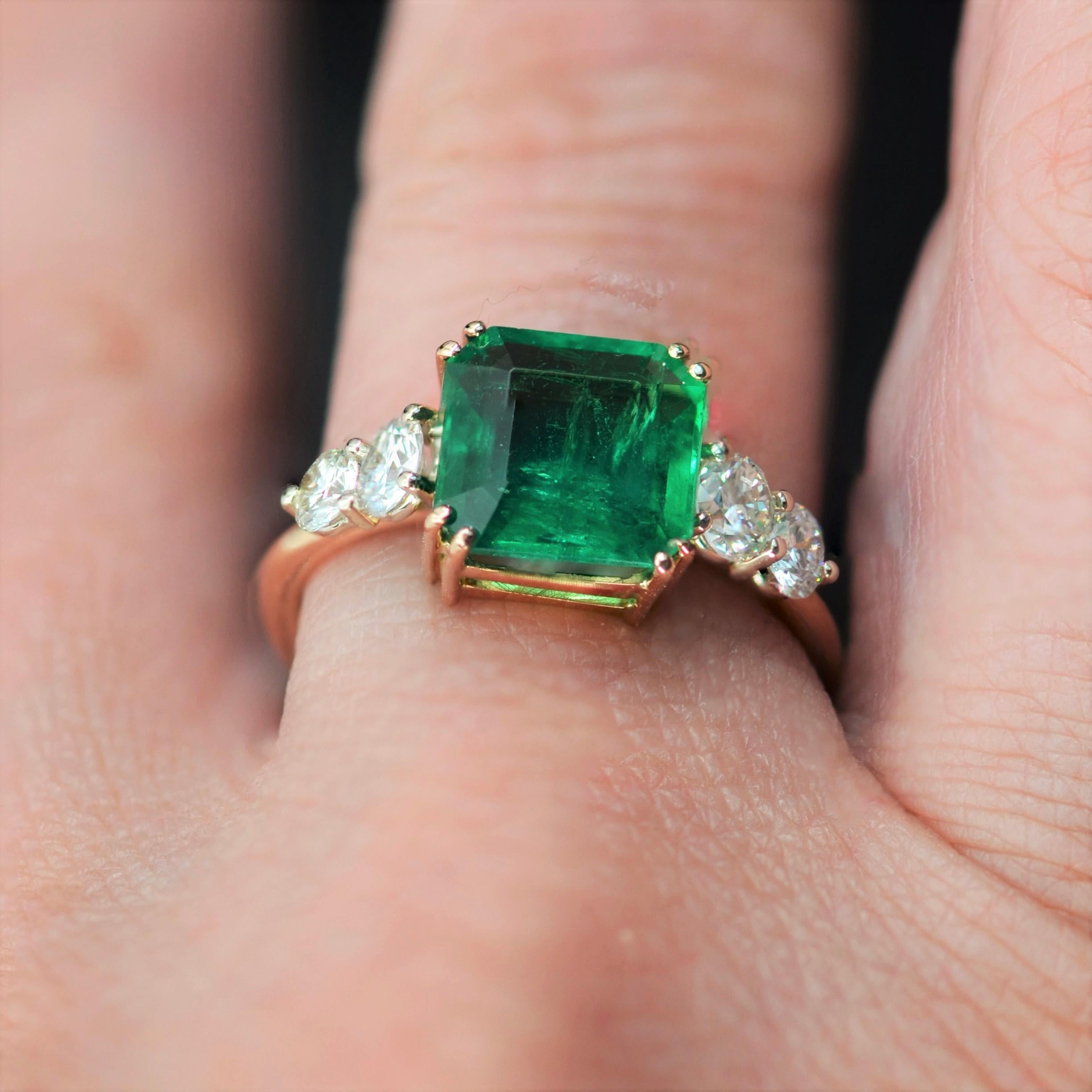 New French 2.48 Carats Emerald Diamonds 18 Karat Rose Gold Ring For Sale 4