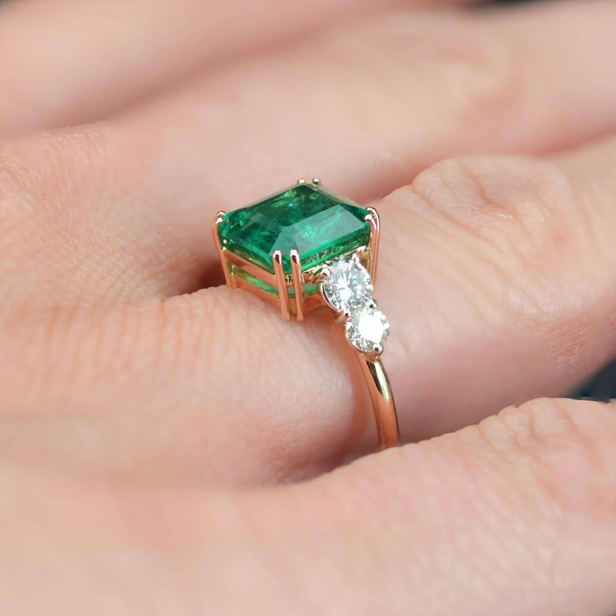 New French 2.48 Carats Emerald Diamonds 18 Karat Rose Gold Ring For Sale 5