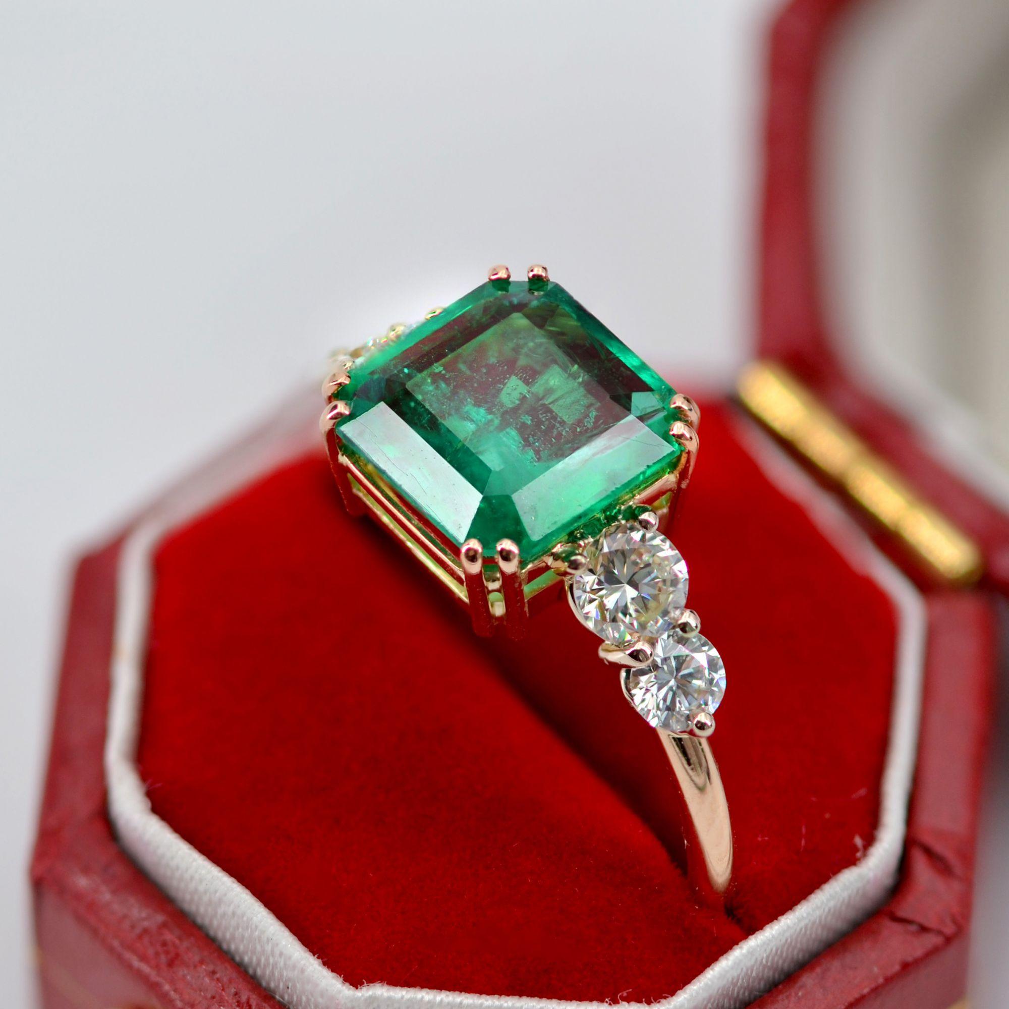 New French 2.48 Carats Emerald Diamonds 18 Karat Rose Gold Ring For Sale 7