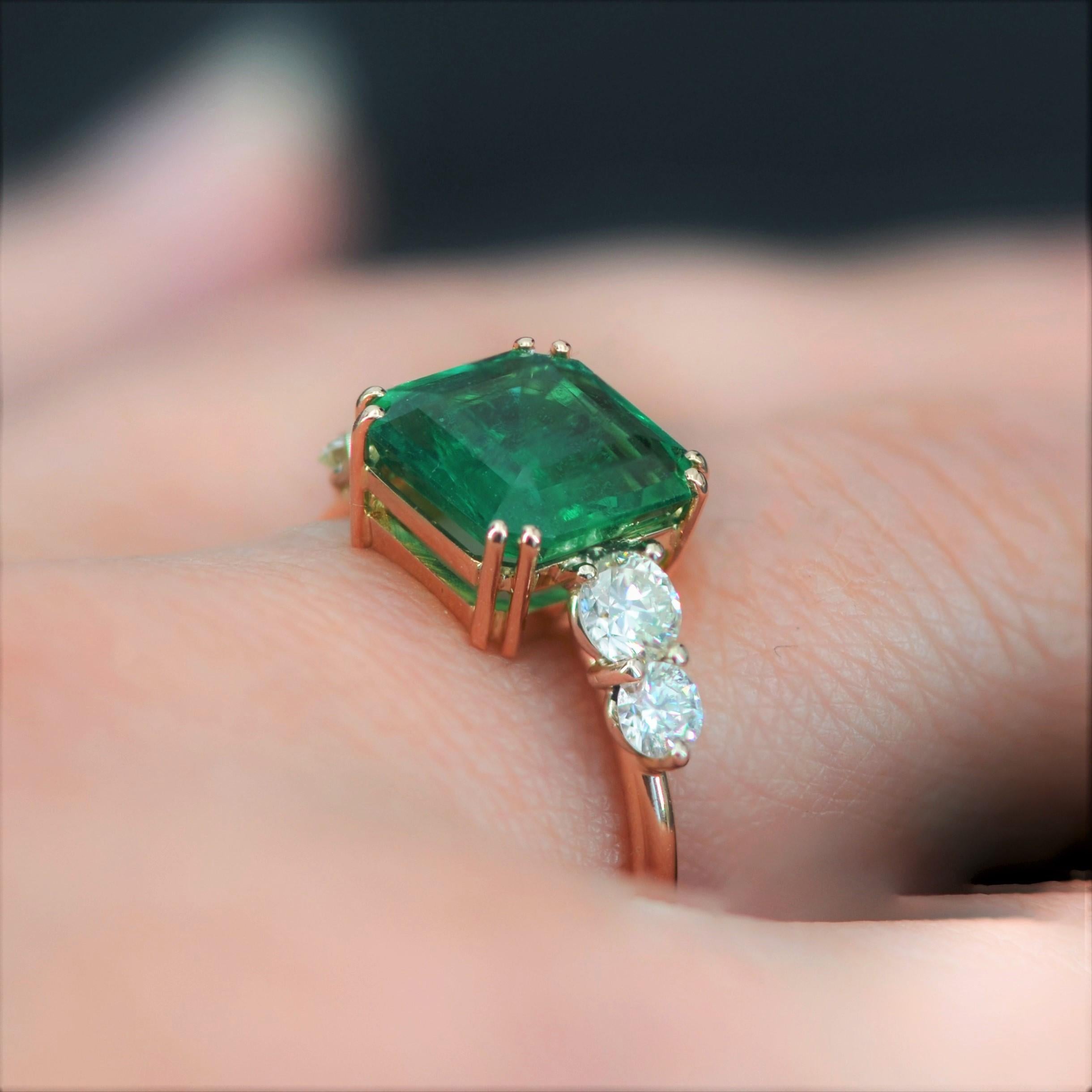 New French 2.48 Carats Emerald Diamonds 18 Karat Rose Gold Ring For Sale 8