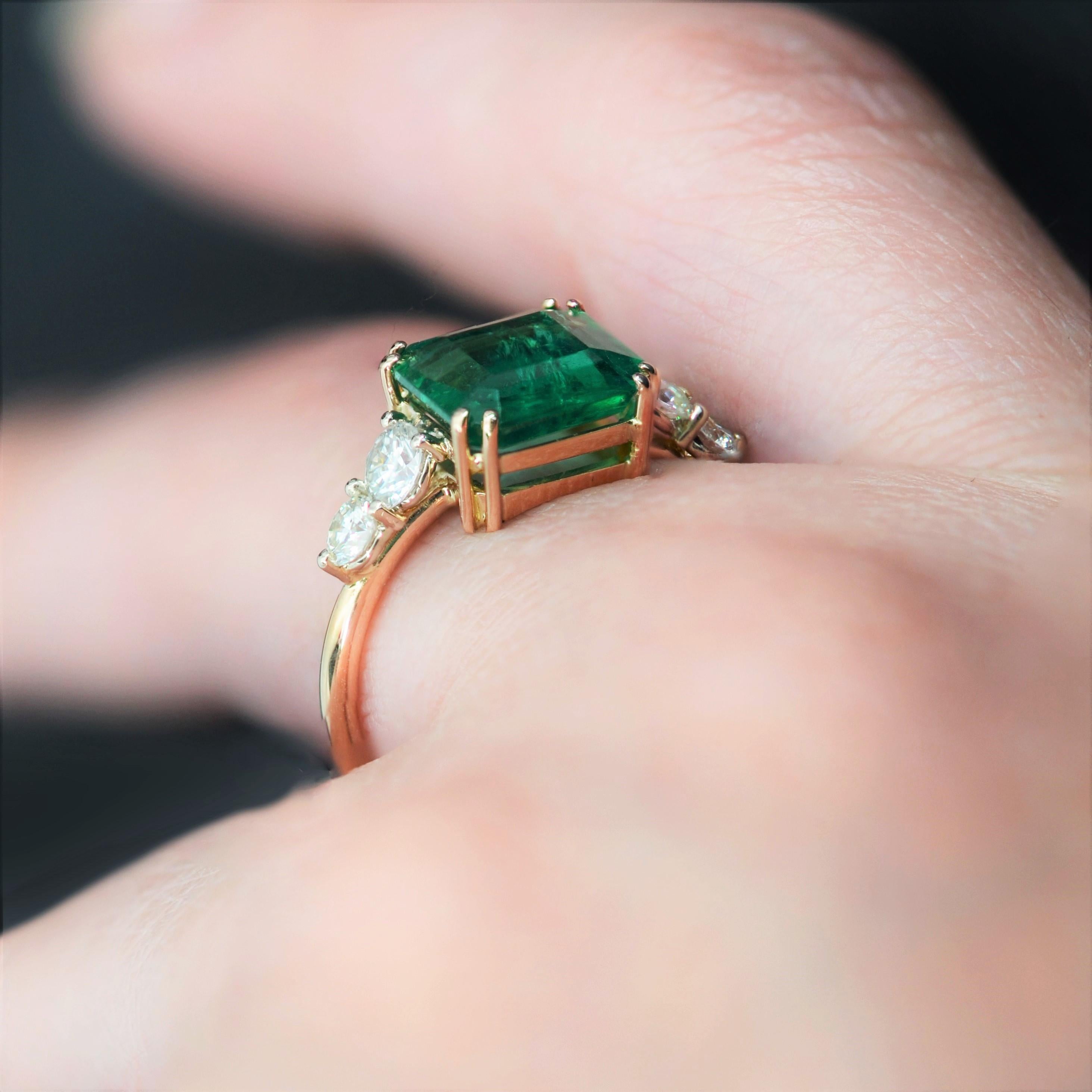 New French 2.48 Carats Emerald Diamonds 18 Karat Rose Gold Ring For Sale 9
