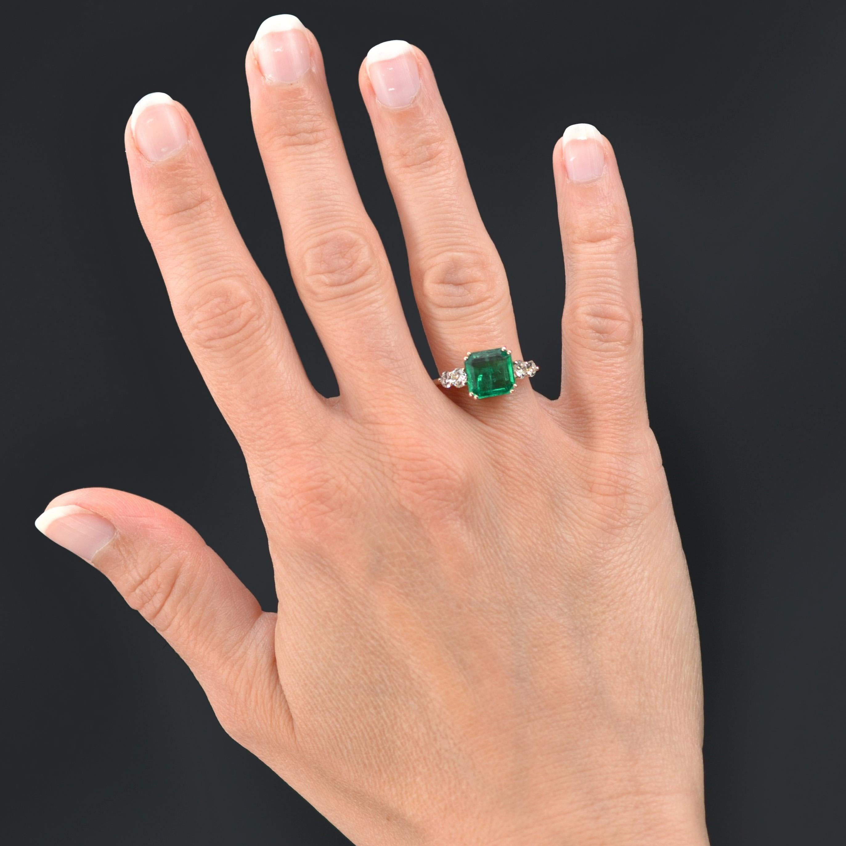 Baume creation - Unique piece.
Ring in 18 karat rose gold, eagle head hallmark.
Simple but elegant jewelry ring, it is set with 4x2 claws with a degrees- cut emerald of an intense green, shouldered on both sides of 2 modern brilliant- cut diamonds