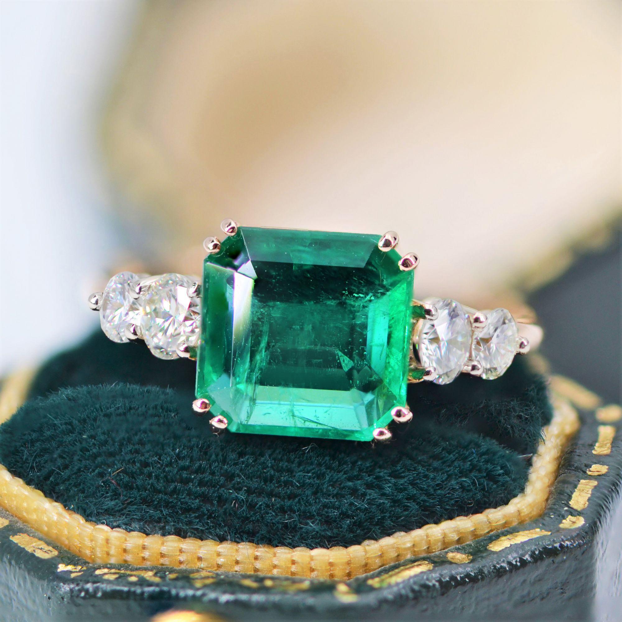 Modern New French 2.48 Carats Emerald Diamonds 18 Karat Rose Gold Ring For Sale