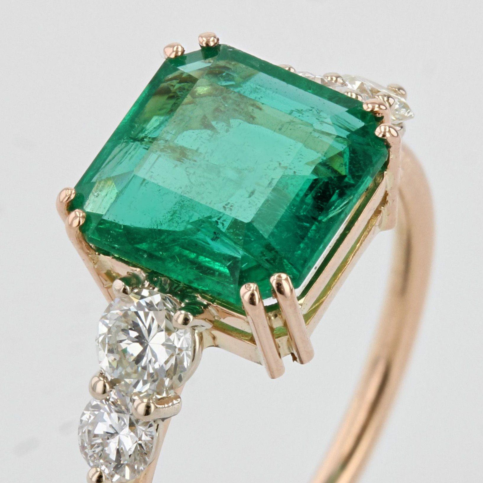 New French 2.48 Carats Emerald Diamonds 18 Karat Rose Gold Ring For Sale 2