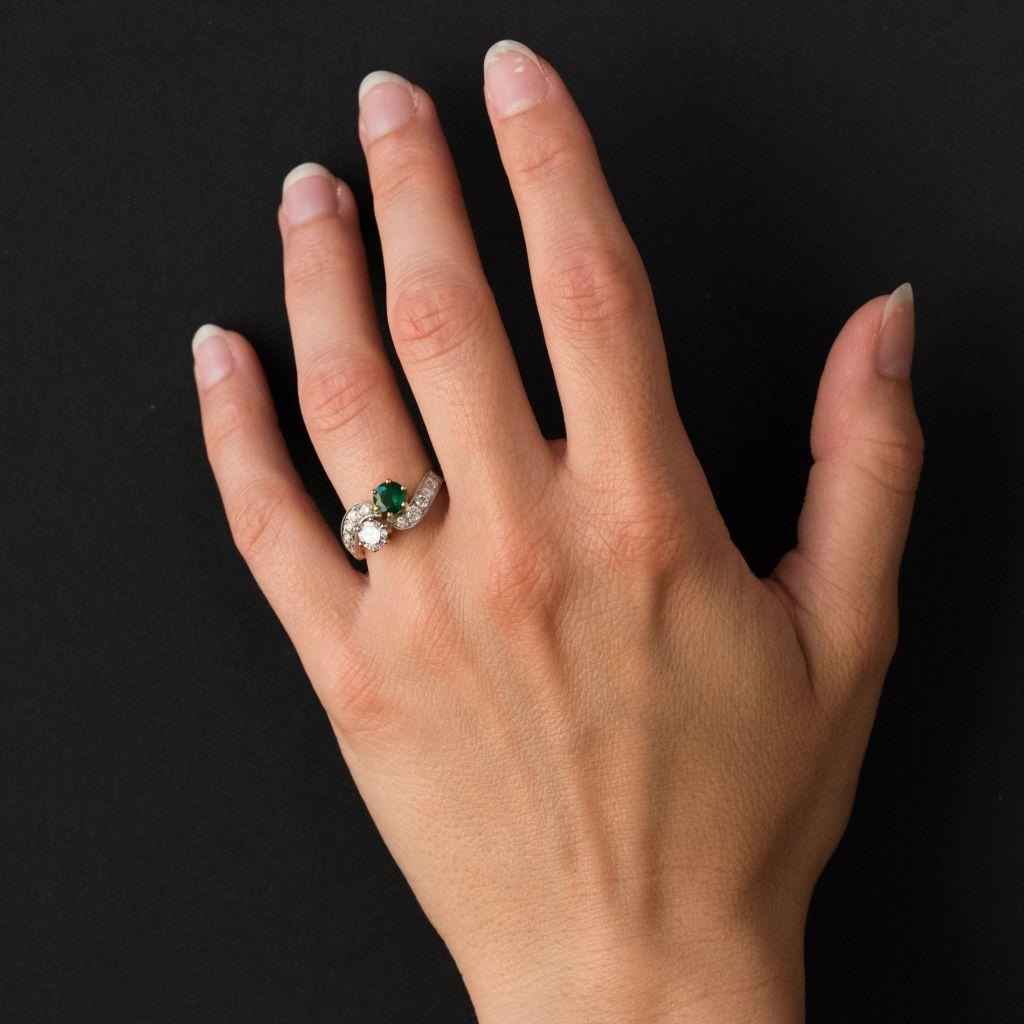 Ring in platinium and 18 carat yellow gold, eagle head hallmark. 

This Lovers ring is claw set with a brilliant cut diamond and a round emerald. The beginning of the ring band on each side is set with a curve of 5 diamonds. 

Total diamond