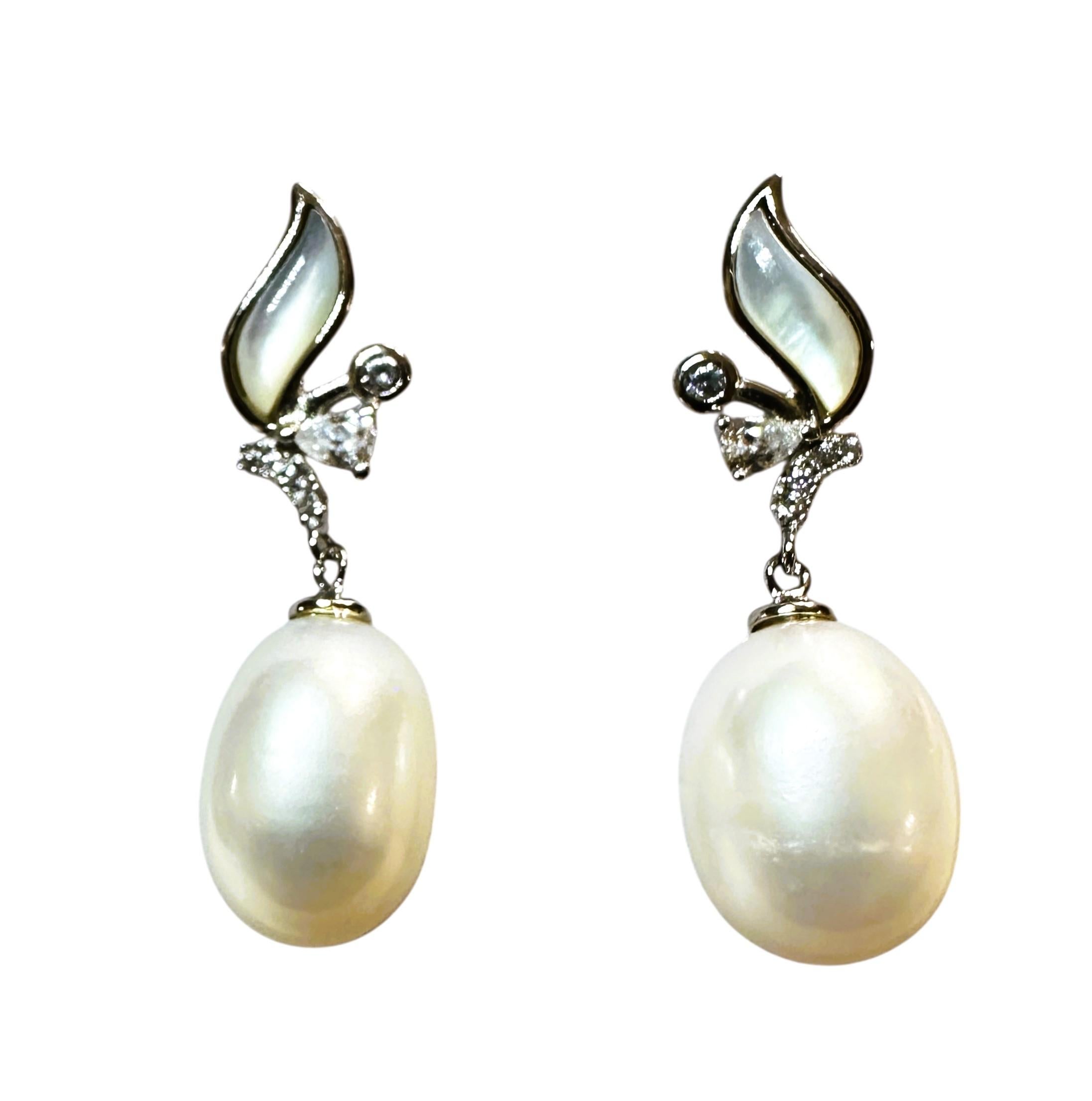 Art Déco New Freshwater Pearl Mother of Pearl & Diamond Cut Sapphire Sterling Earrings in vendita